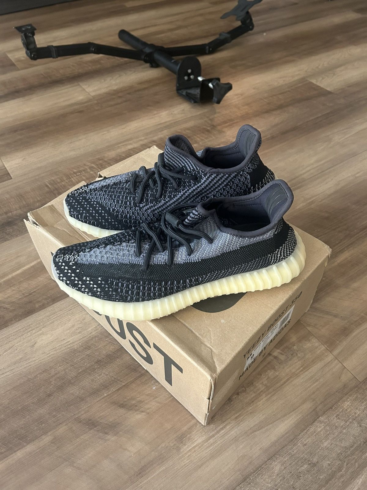 Kanye West Yeezy Boost 350 v2 Carbon Size US 9 / EU 42 - 3 Thumbnail