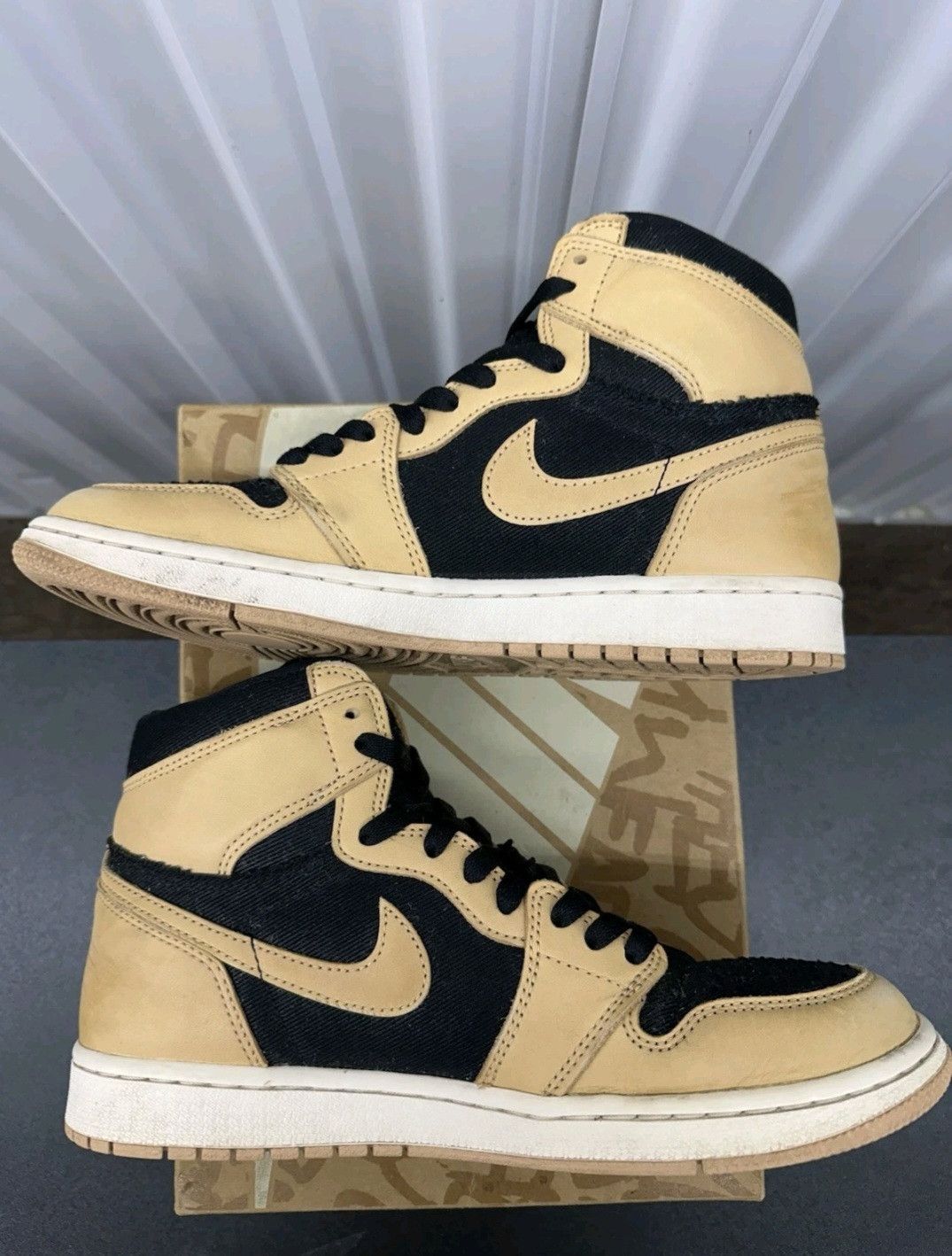 Jordan Brand Nike Air Jordan Retro 1 High OG Heirloom Size 9 Men Size US 9 / EU 42 - 4 Thumbnail