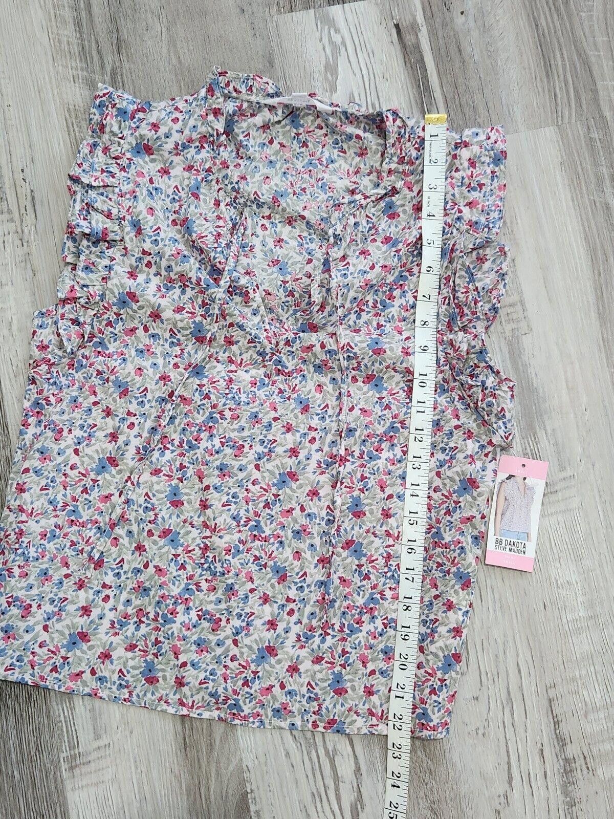 Designer Bb Dakota Steve Madden Top Small Floral V Neck NWT Size M / US 6-8 / IT 42-44 - 4 Thumbnail