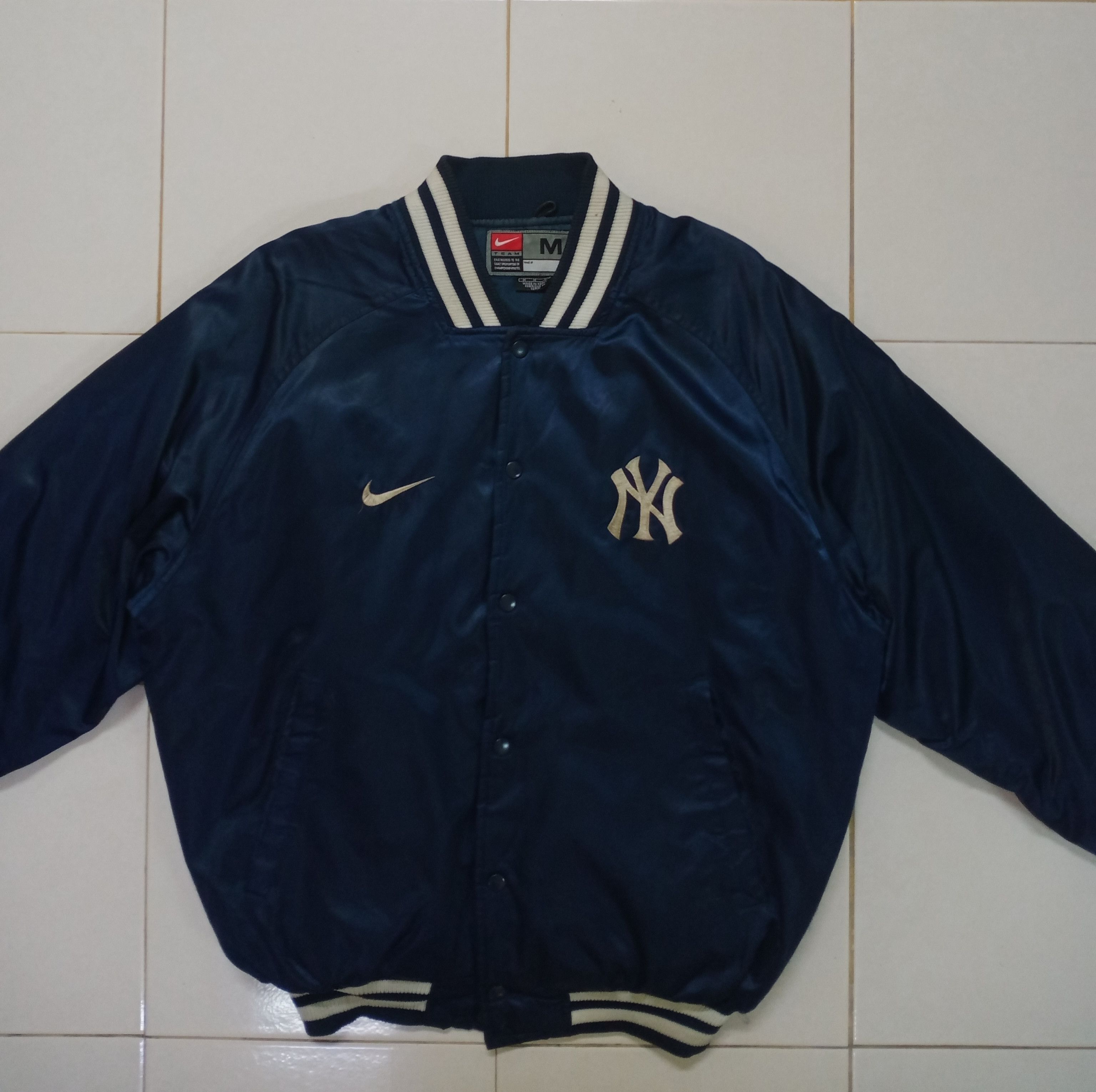 Nike Vintage Nike New York Yankees Satin Varsity Jacket Size US L / EU 52-54 / 3 - 5 Thumbnail