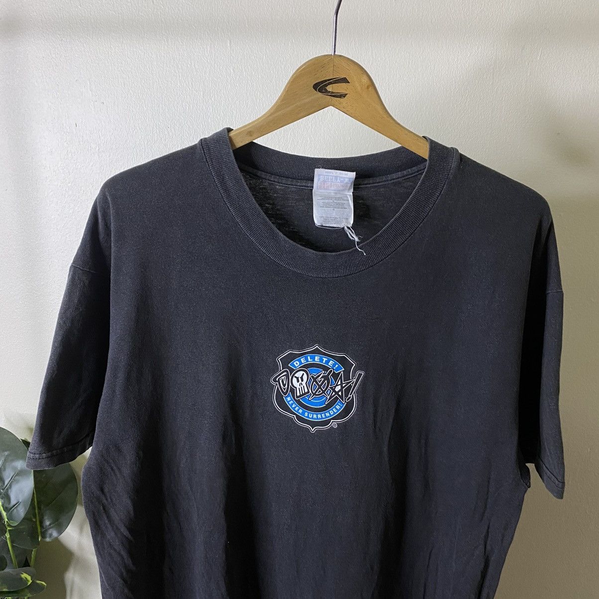 Vintage 1990s Delete Never Surrender Streetwear Faded Black T Shirt Size US L / EU 52-54 / 3 - 7 Thumbnail