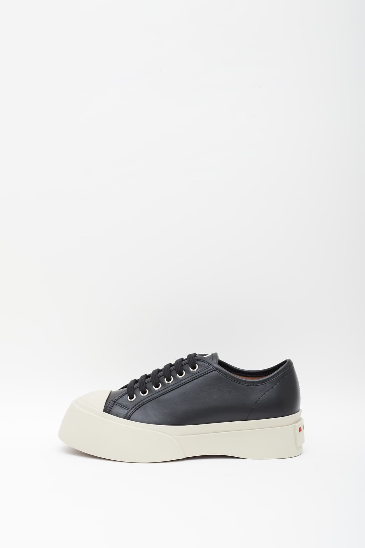 o1y0225 Low-Top Sneakers in Black/White
