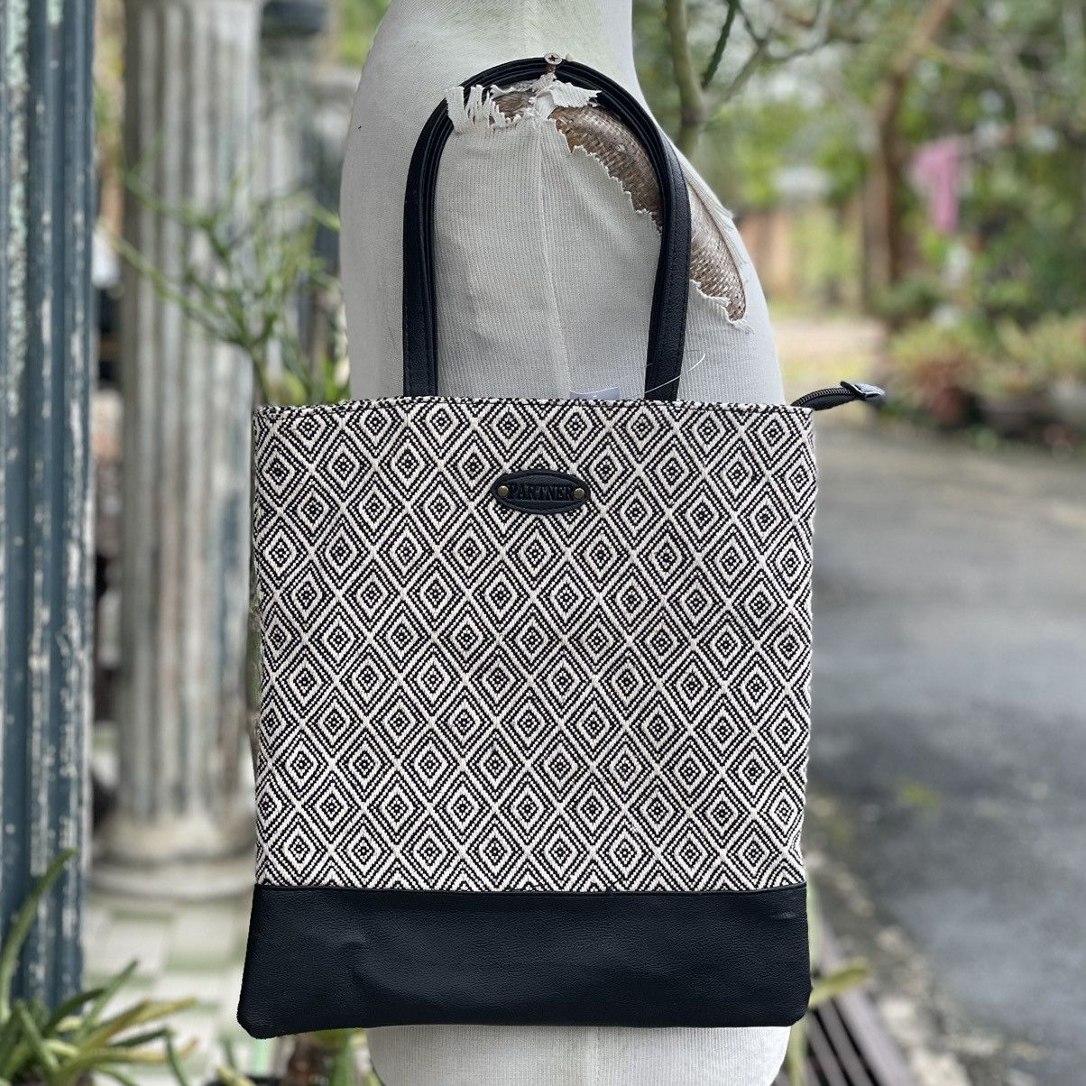 Japanese Brand × Native Black White Embroidery Textured Small Tote Size ONE SIZE - 2 Thumbnail