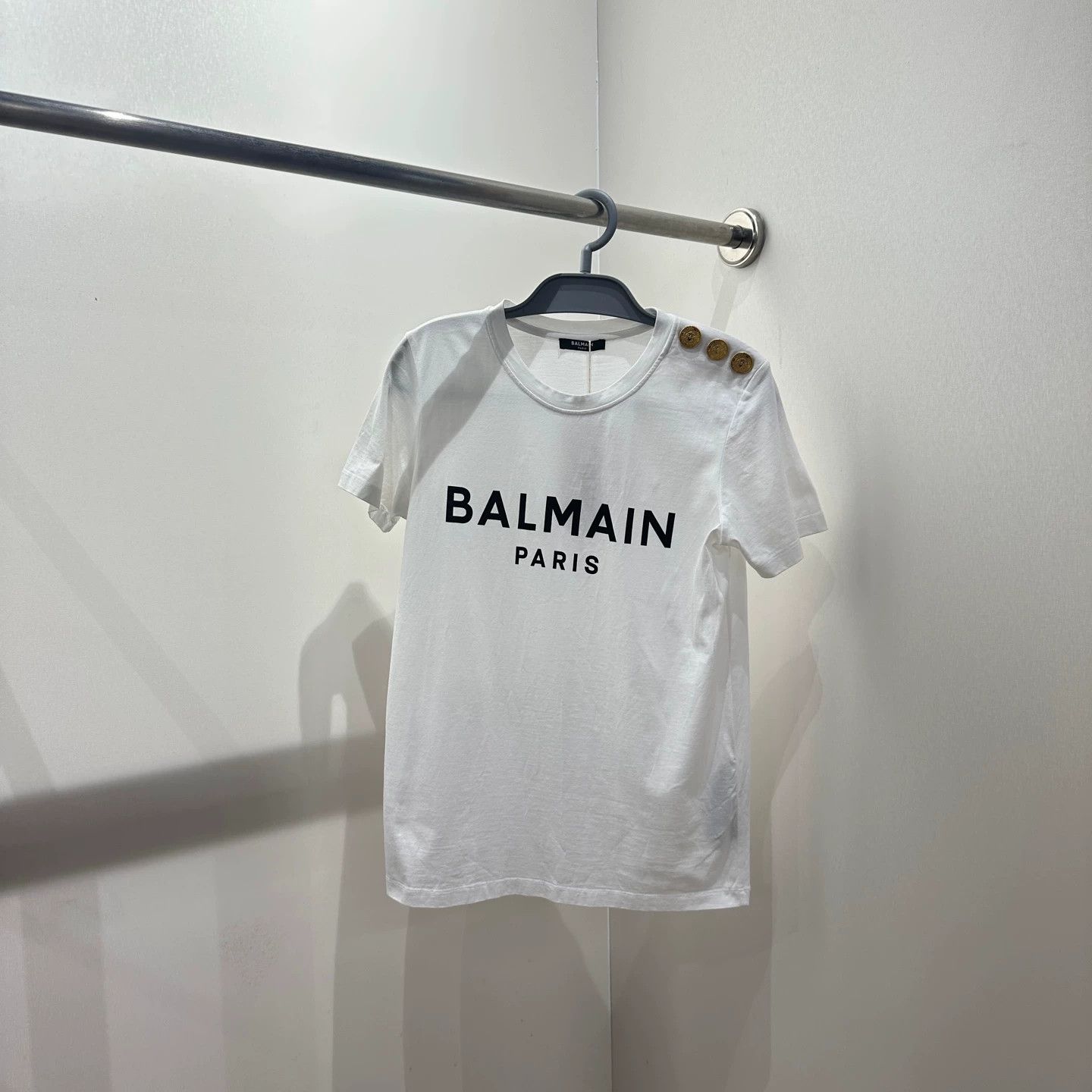 Balmain Balmain mar57 gold button shoulder logo short sleeve xs Size US XS / EU 42 / 0 - 1 Thumbnail
