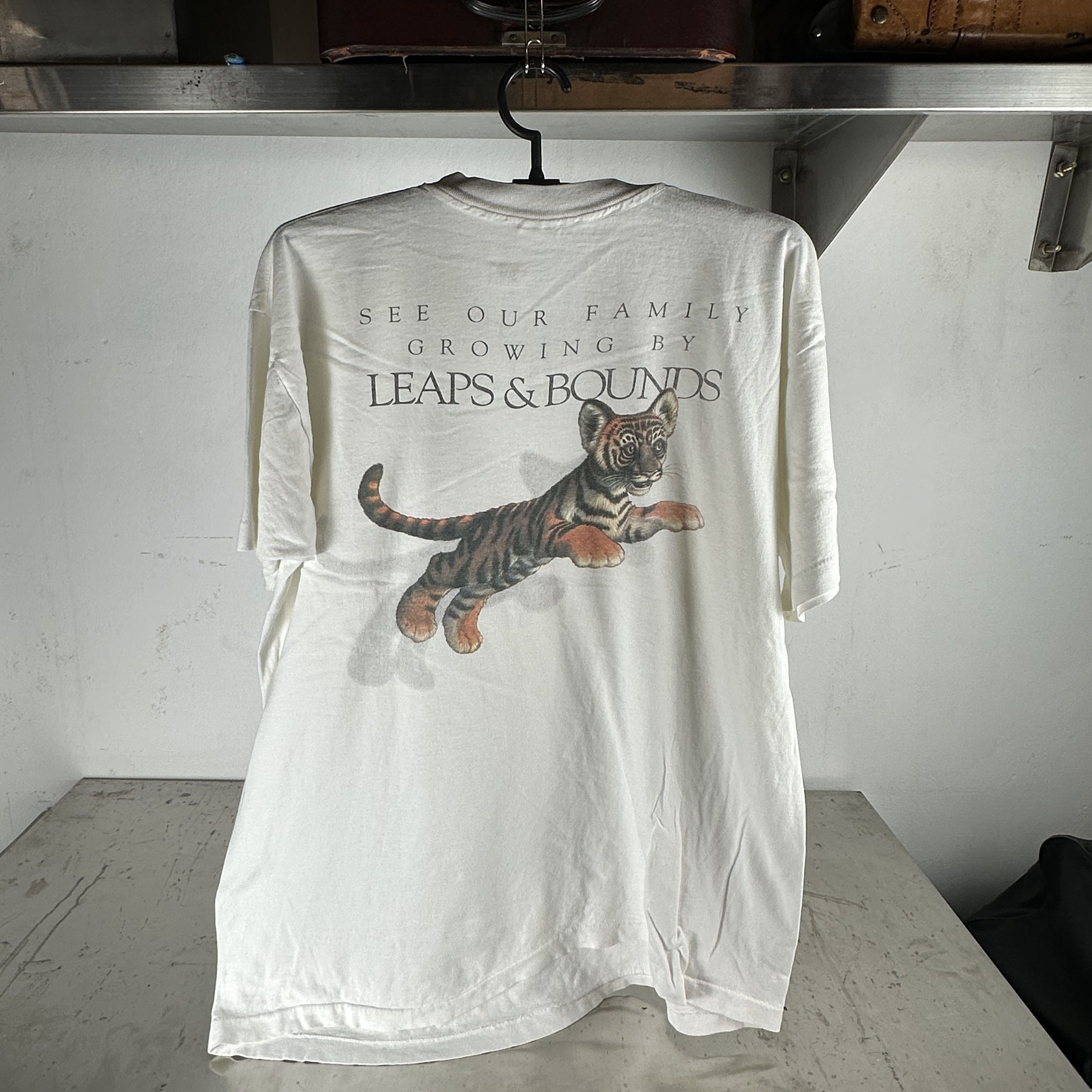 Vintage ​90s Omaha's Henry Doorly Zoo Leaps & Bounds Artwork T-shirt Size US XXL / EU 58 / 5 - 1 Thumbnail