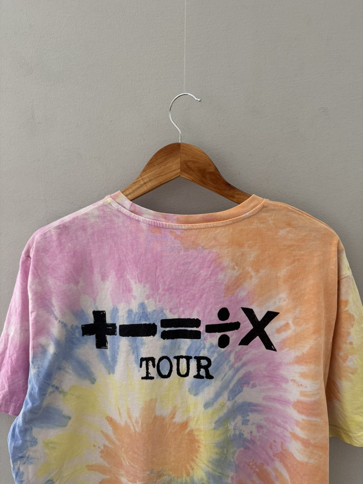 Band Tees Ed Sheeran band tee rock Butterfly T-shirts vintage size XXL Size US XL / EU 56 / 4 - 5 Thumbnail