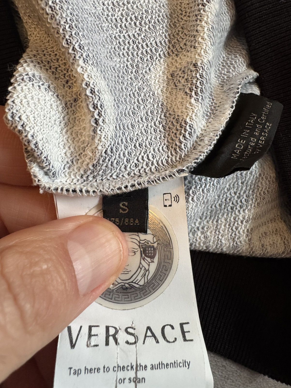 Versace VERSACE hoodie study REAL TAPE MEASUREMENTS IN PHOTOS PROPE Size US S / EU 44-46 / 1 - 15 Thumbnail
