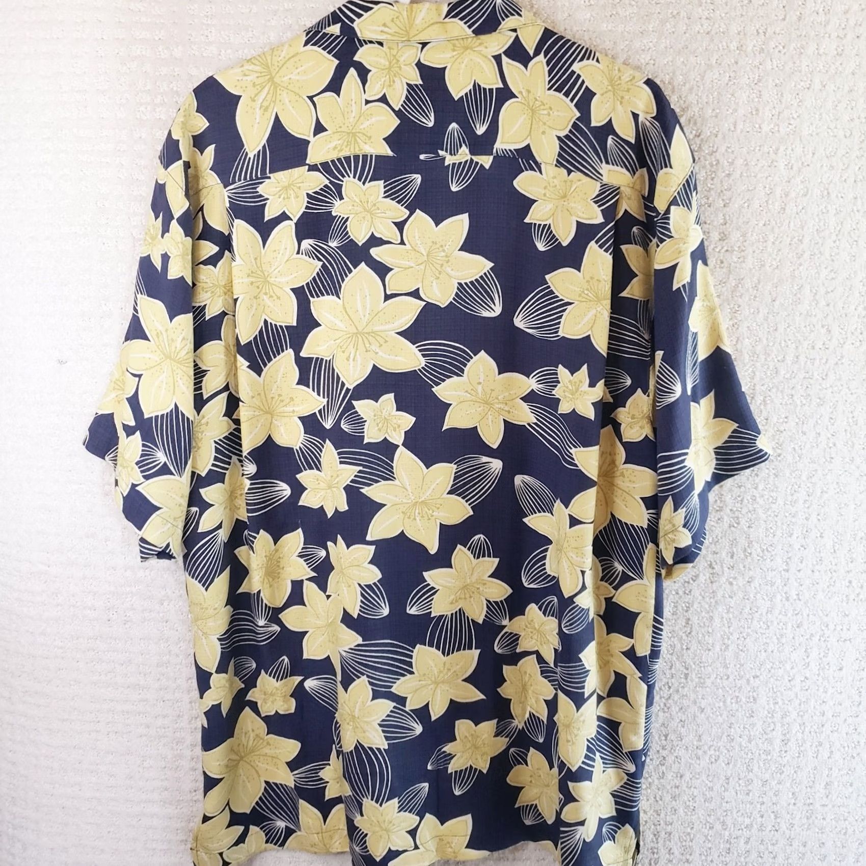 Tommy Bahama VINTAGE Tommy Bahama Shirt Men L Navy Blue Yellow Floral Silk Relaxed Button Up S. S. Size US L / EU 52-54 / 3 - 7 Thumbnail