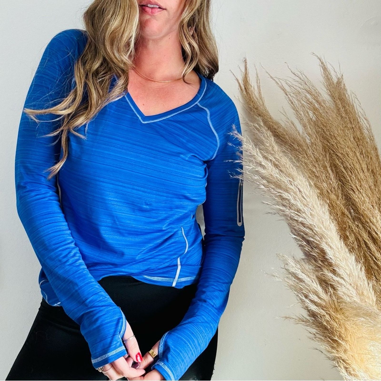 Athleta ATHLETA Blue White Long Sleeve VNeck Workout Shirt Top Size M / US 6-8 / IT 42-44 - 9 Thumbnail