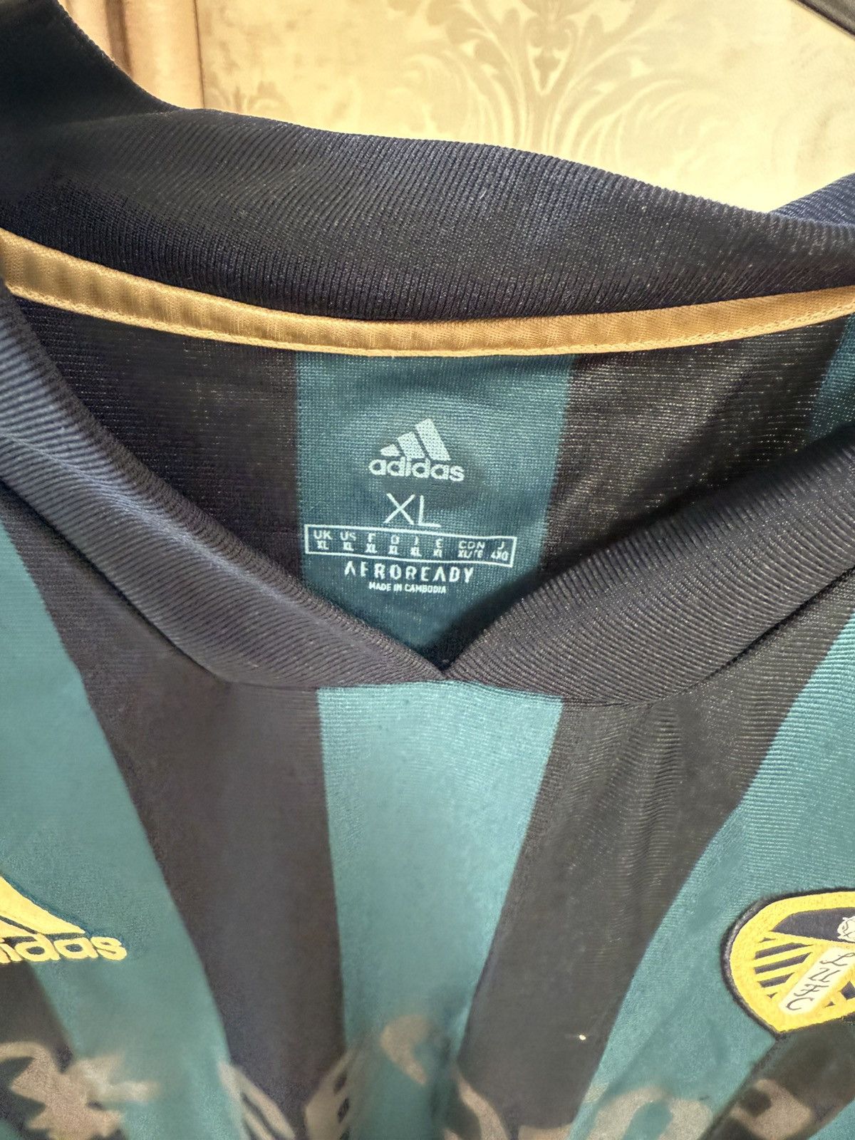 Adidas ADIDAS LEEDS UNITED JERSEY STRIPED FOOTBALL SHIRT XL Size US XL / EU 56 / 4 - 4 Thumbnail