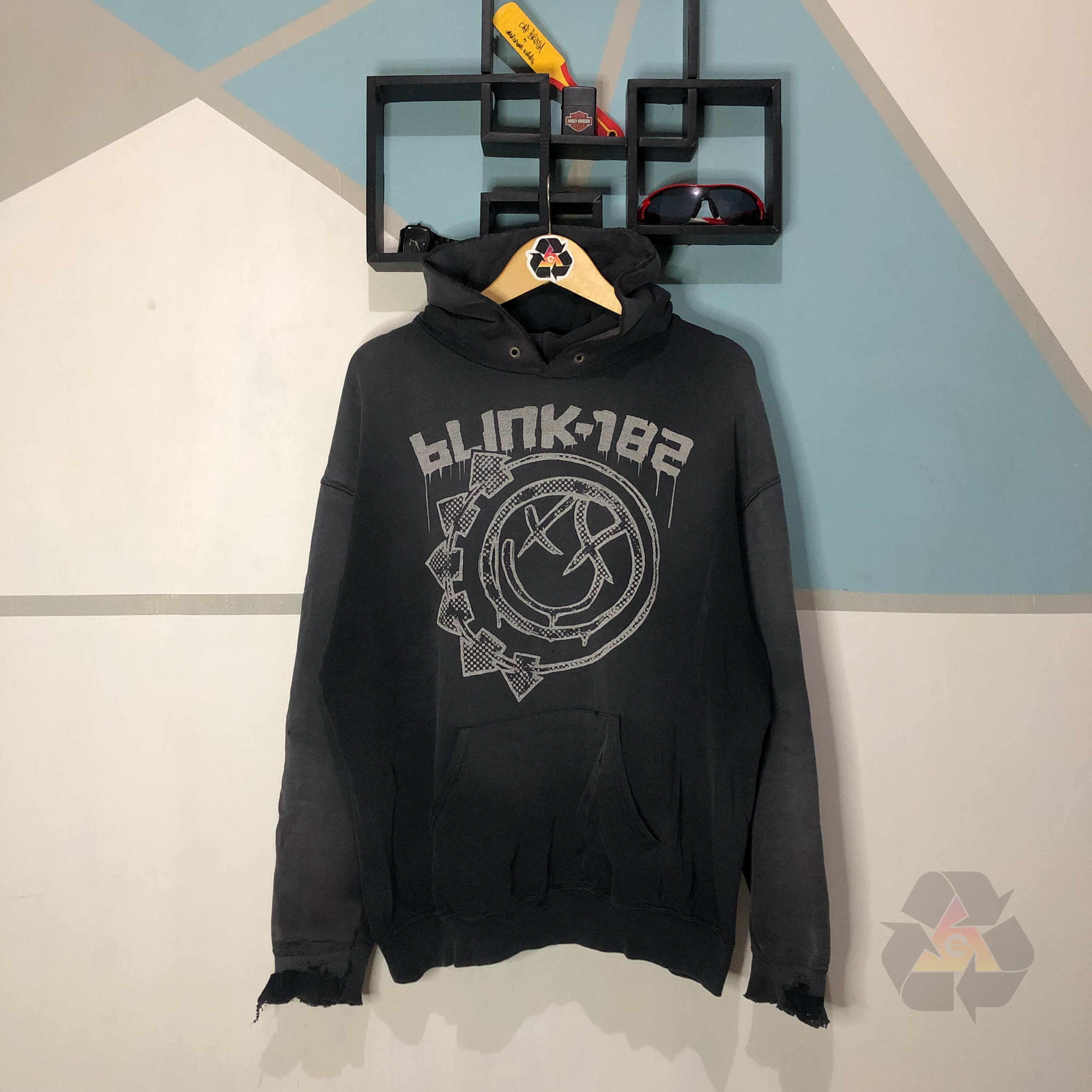 Band Tees Vintage THRASHED BLINK 182 Big Logo Hoodie Size US L / EU 52-54 / 3 - 2 Thumbnail