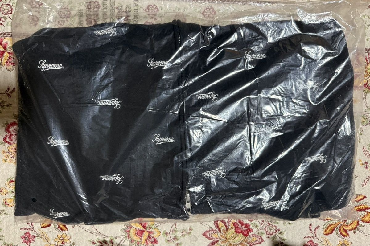 Supreme Supreme Repeat Script Zip Up Hooded Sweatshirt FW25 Black XL Size US XL / EU 56 / 4 - 3 Thumbnail
