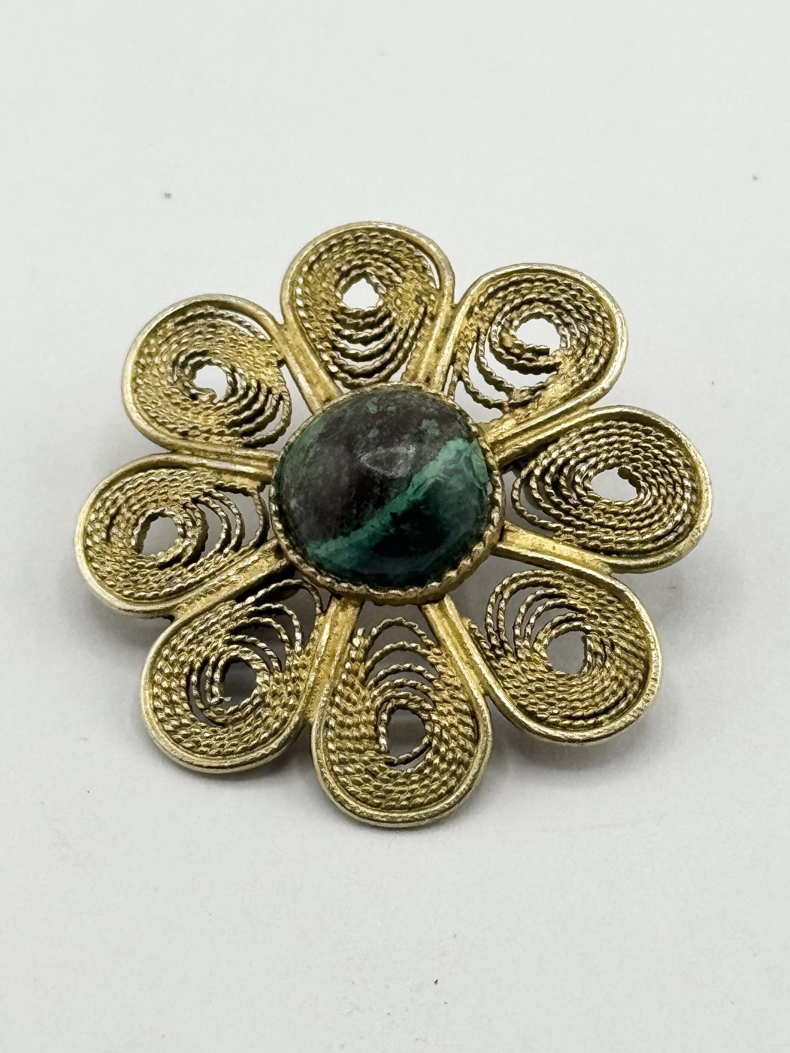Vintage Vintage green tourmaline stone filigree flower brooch pin Size ONE SIZE - 1 Thumbnail