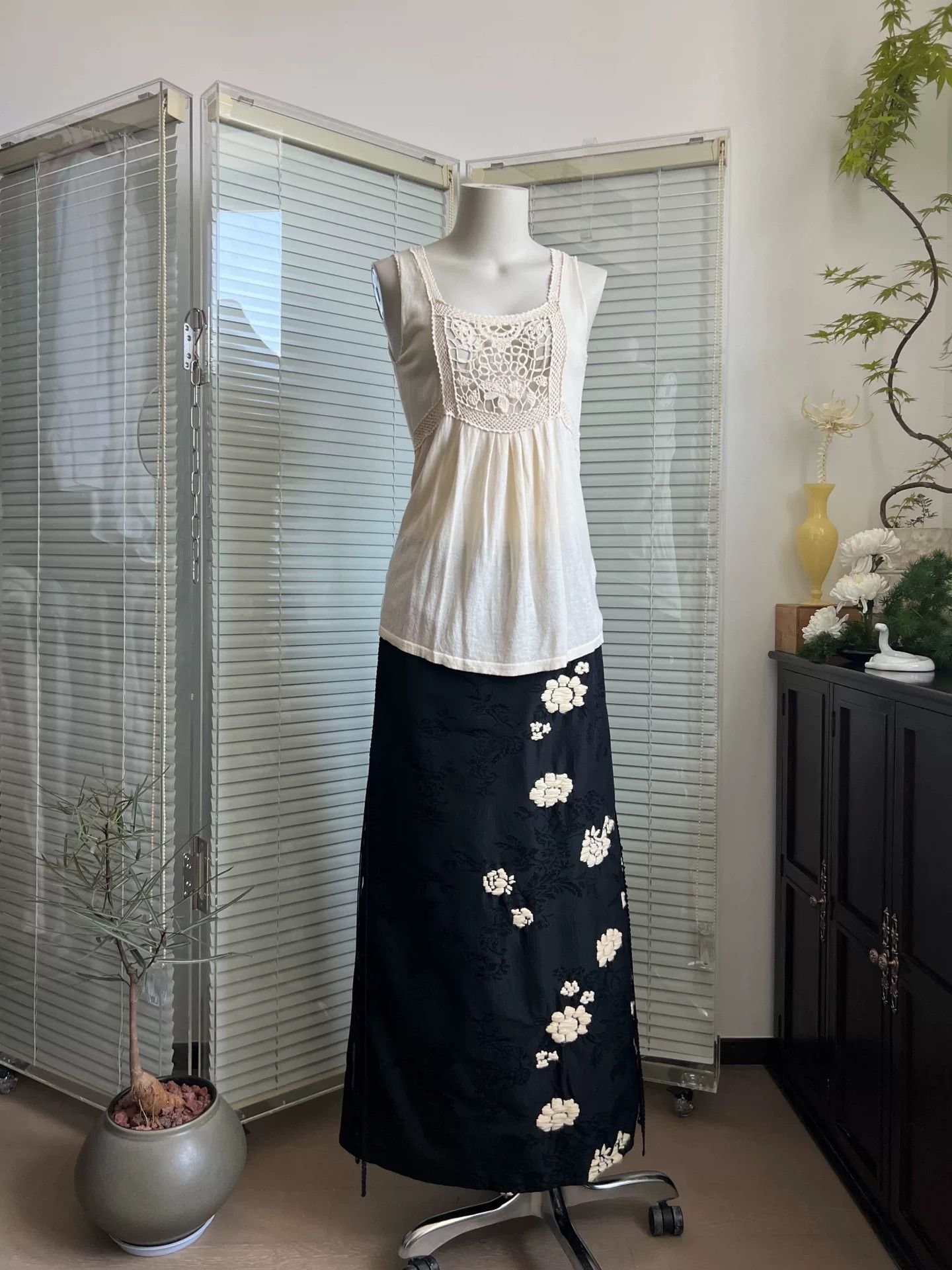 Junko Shimada Japanese Jacquard Embroidered Tassel Midi Skirt Size 30" / US 8 / IT 44 - 1 Thumbnail