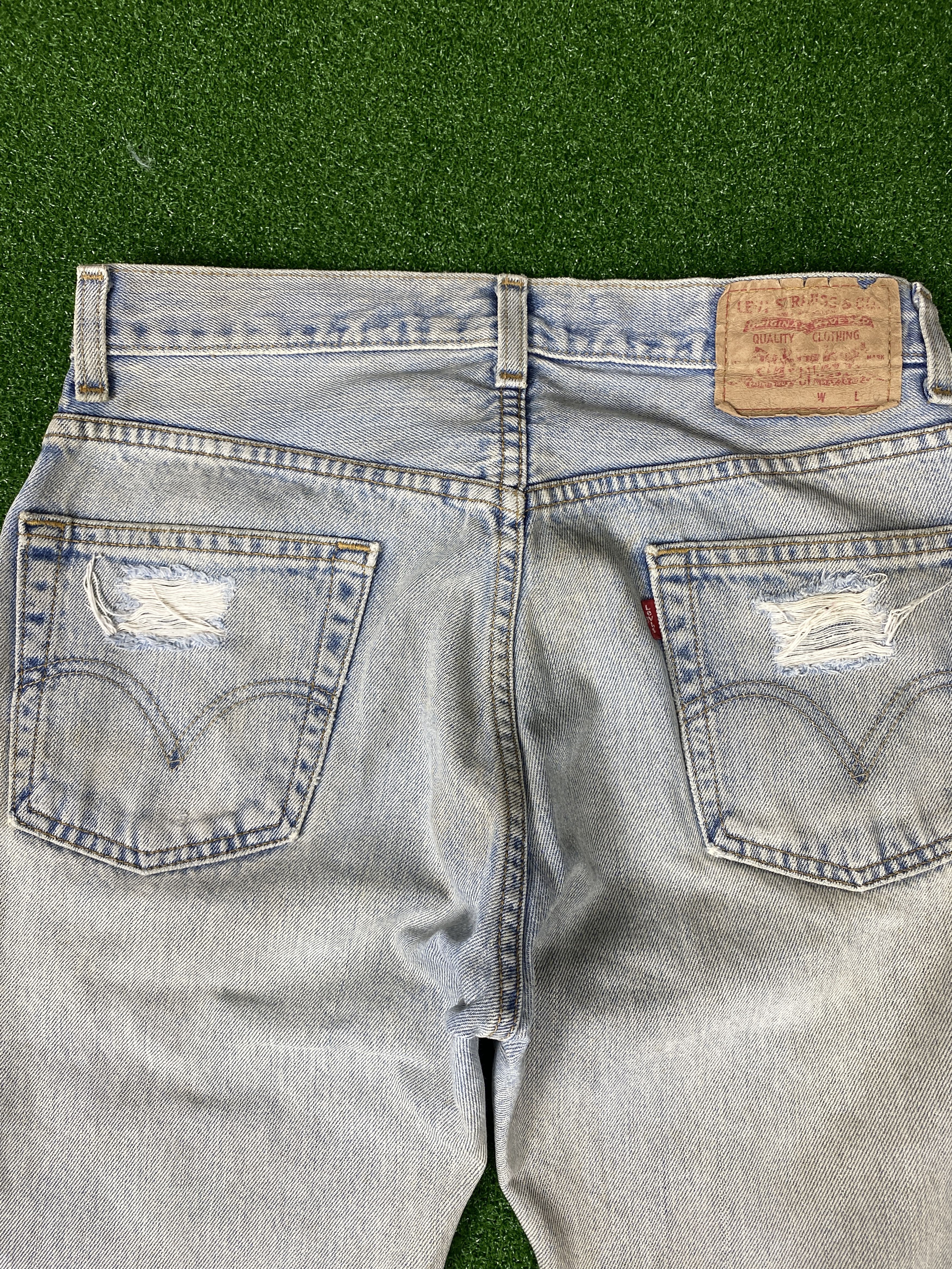 Levi's × Vintage Vintage Levi's 505 Distressed Denim Mid wash Jeans Size US 31 - 9 Thumbnail