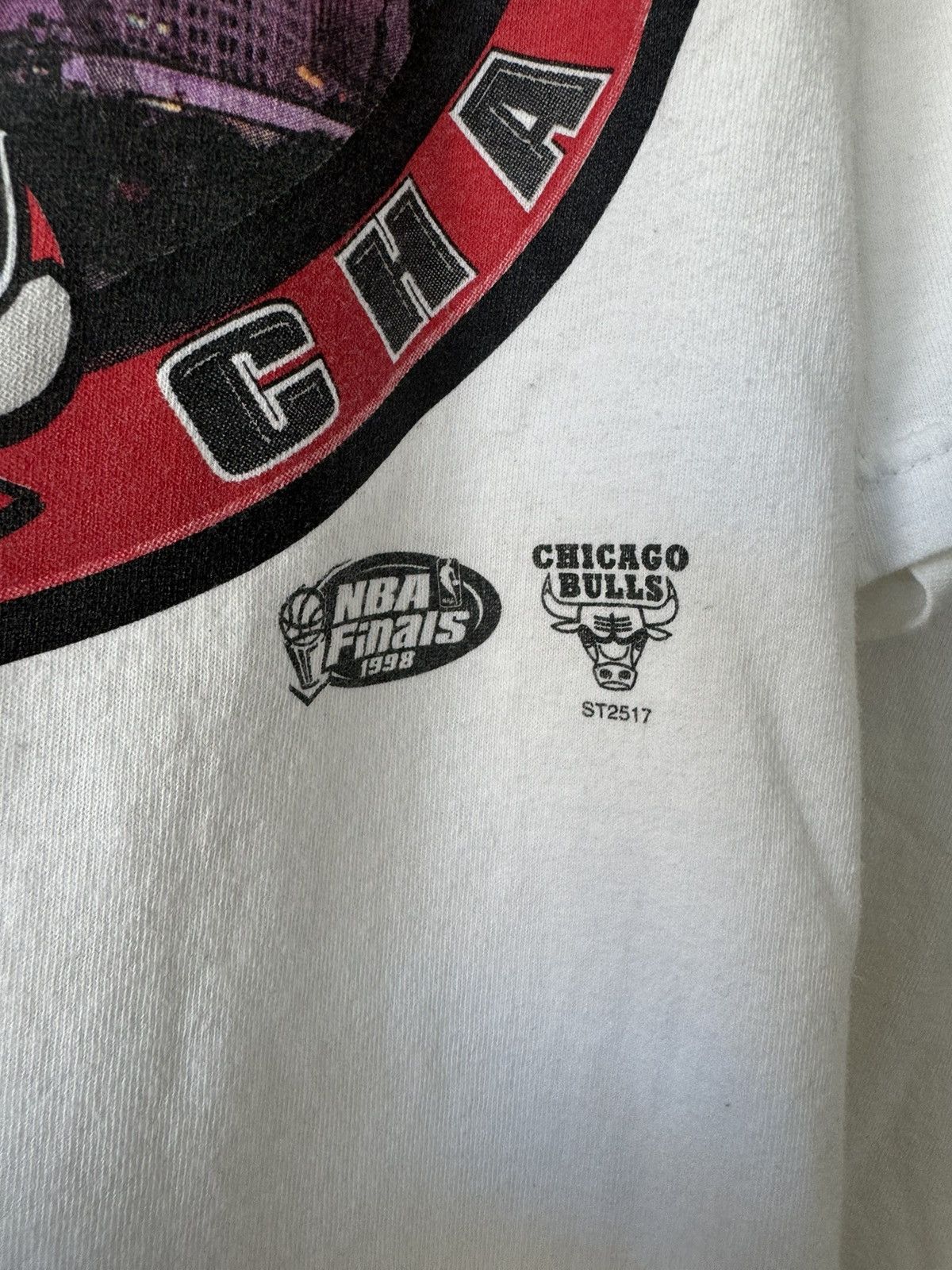 Vintage Vintage 1998 Chicago Bulls Repeat 3 Peat Tee White Size US XL / EU 56 / 4 - 3 Thumbnail