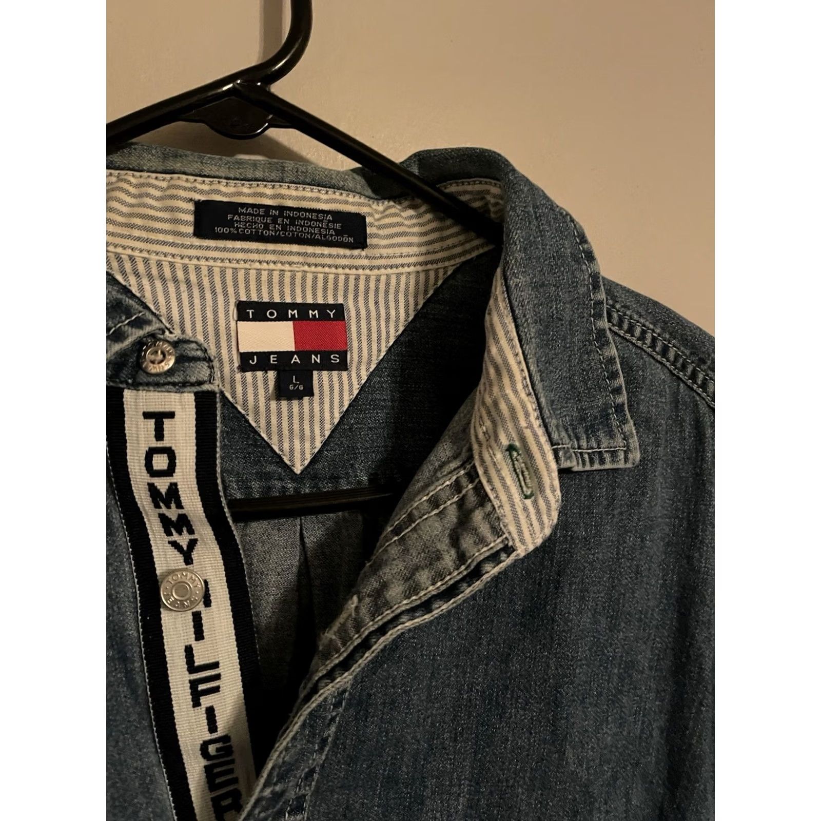 Tommy Hilfiger VINTAGE Tommy Hilfiger Denim Shirt Mens L Blue Button-Up Long Sleeve Regular Fit 100% Cotton Jeans Shirt Ta Tommy Jeans 90s 2000s Size US L / EU 52-54 / 3 - 3 Thumbnail