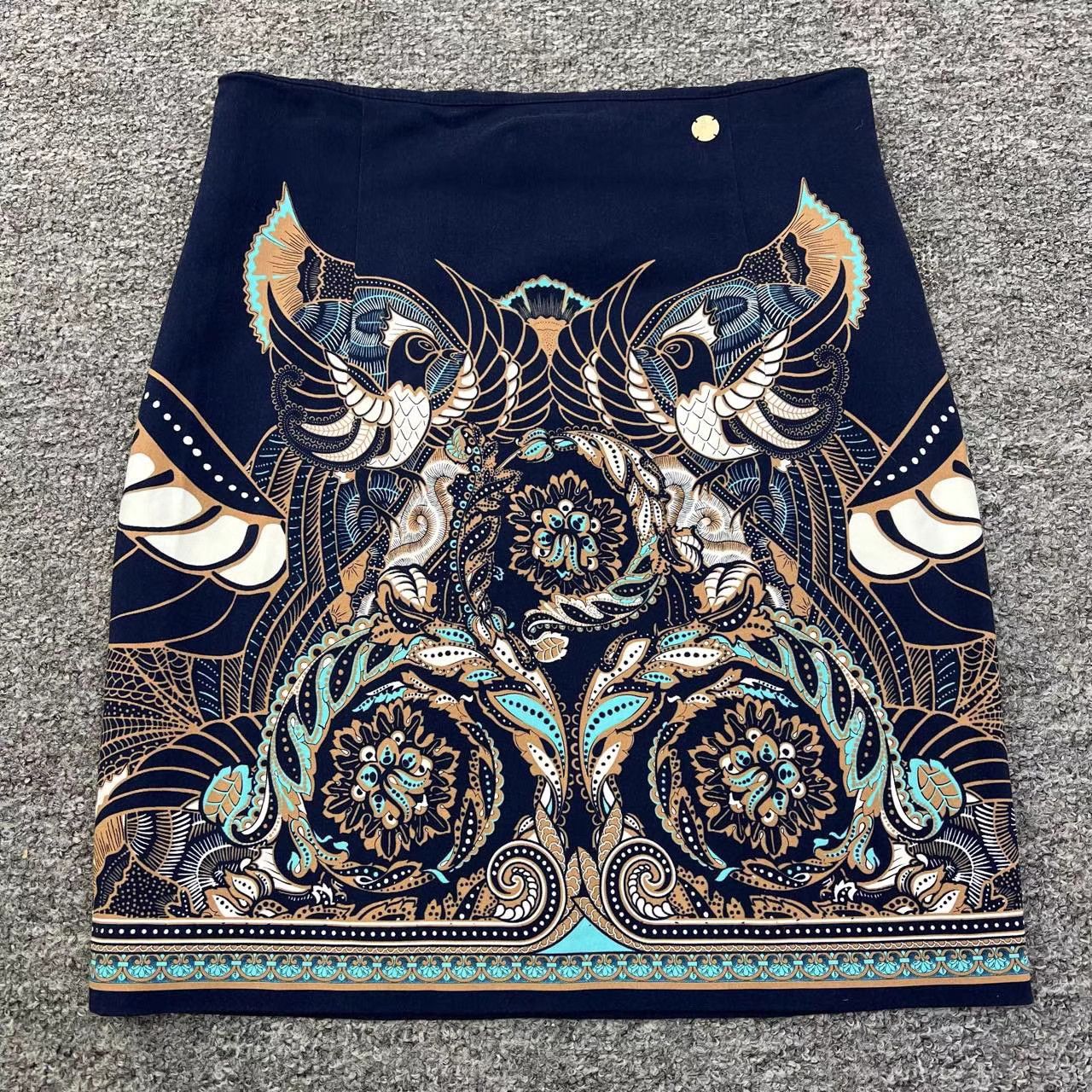 Versace Versace Skirt K12 Size 28" / US 6 / IT 42 - 1 Thumbnail