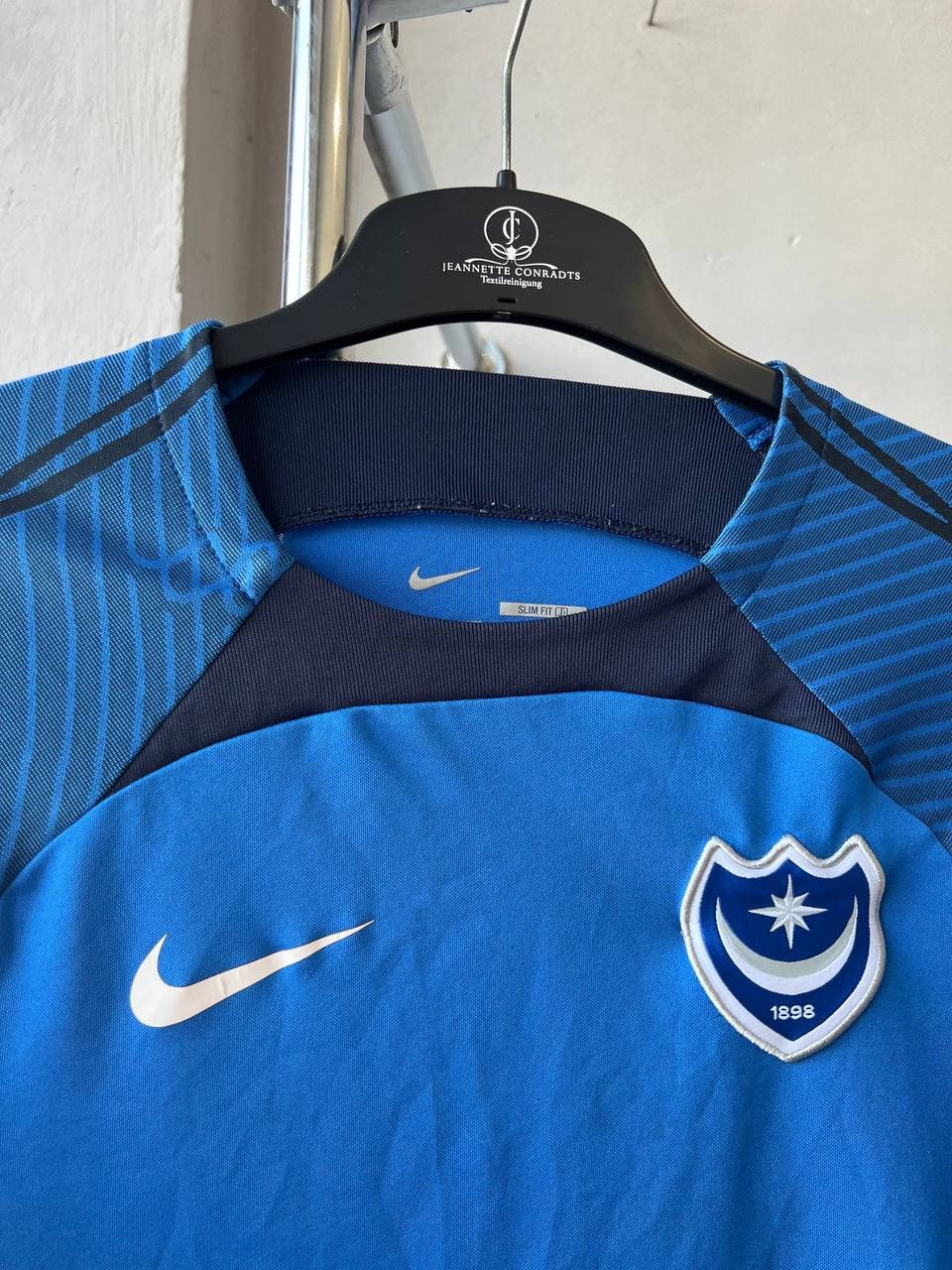 Nike 2023 PORTSMOUTH FC TRAINING SOCCER JERSEY FOOTBALL SHIRT szL Size US L / EU 52-54 / 3 - 4 Thumbnail