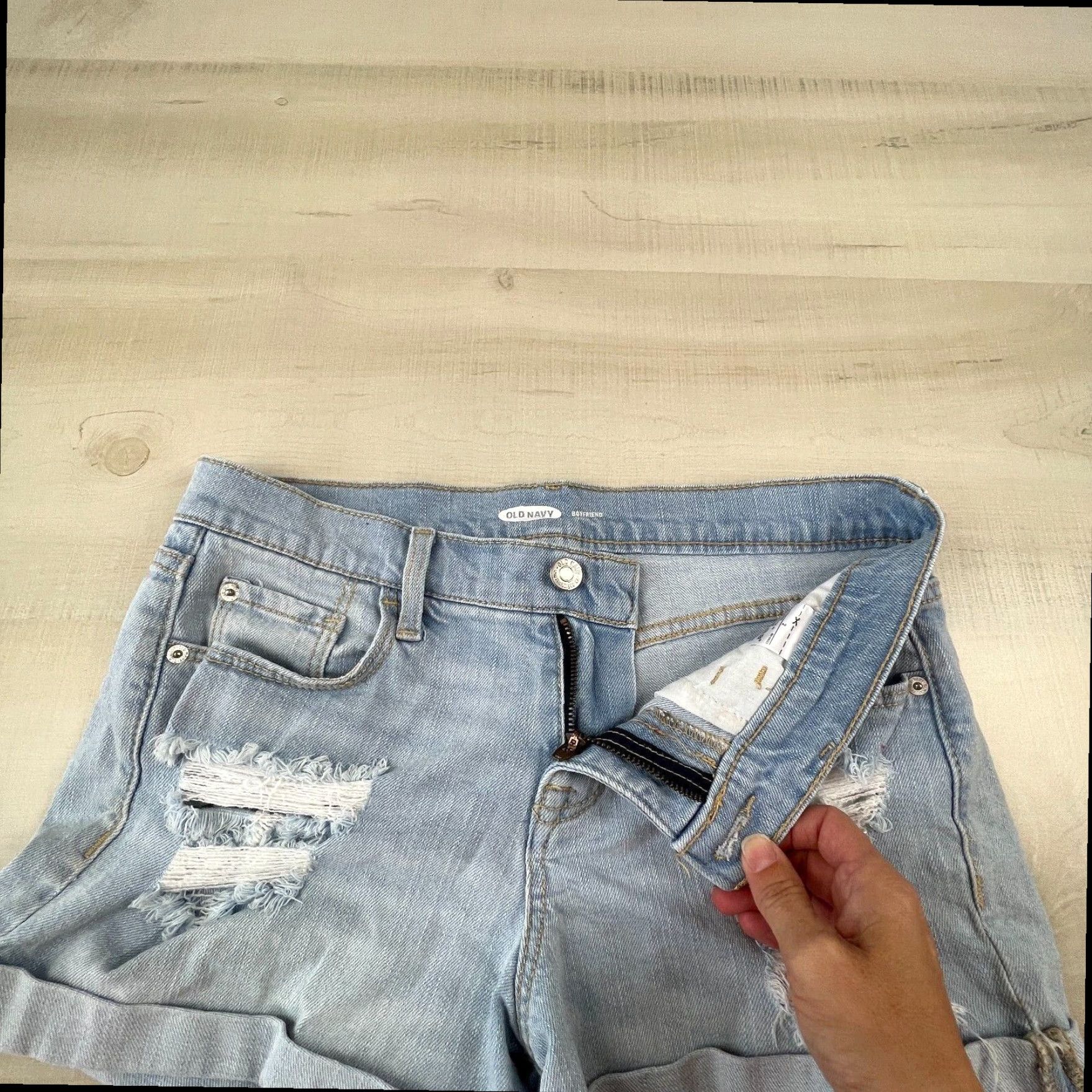 Old Navy Old Navy Womens Boyfriend Shorts 2 Distressed Denim Light Blue Mid Rise Size 26" / US 2 / IT 38 - 3 Thumbnail