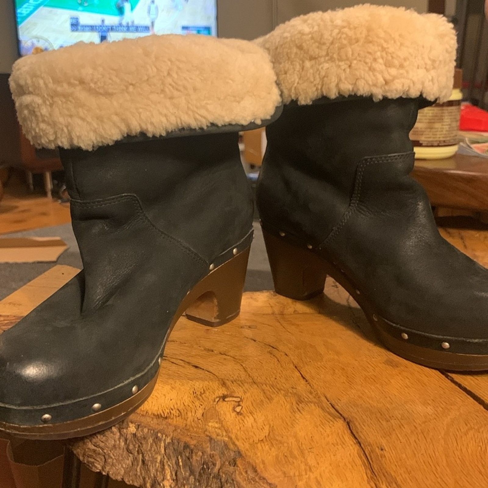 Ugg Uggs Lynnea black leather shearling clogs with studs detail Size US 5 / IT 35 - 2 Thumbnail