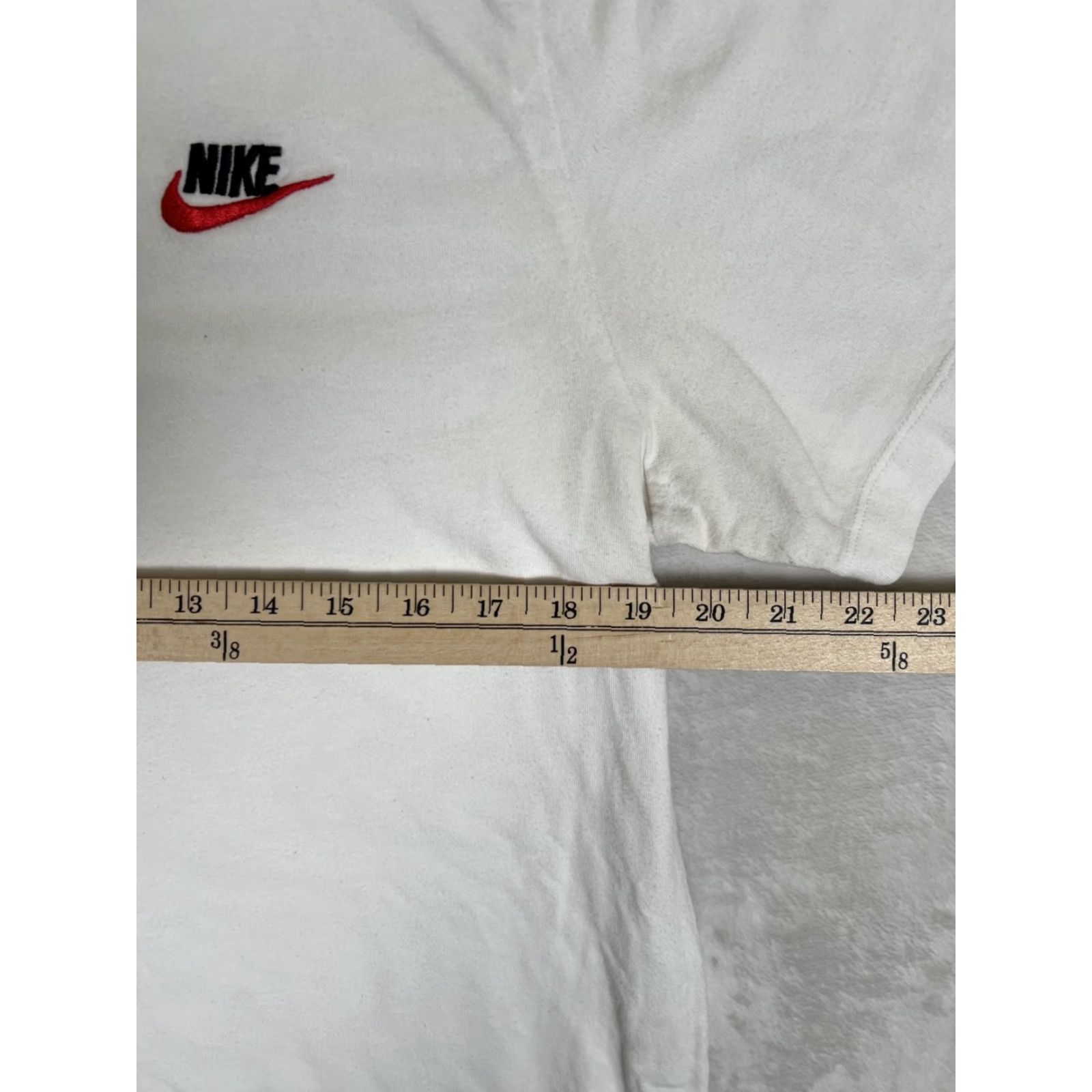 Nike VINTAGE Nike Sportswear Club T-Shirt White Embroidered Logo Swoosh Size L Retro Mens Size US L / EU 52-54 / 3 - 7 Thumbnail