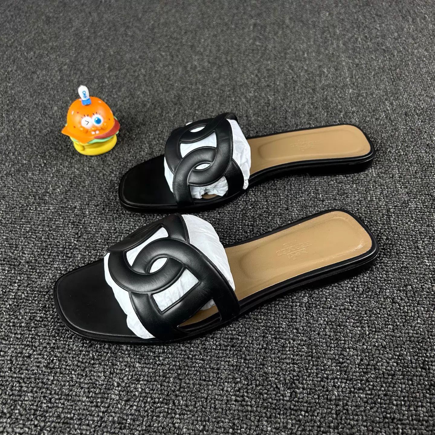 Hermes Hermes Classic Black Pig Nose Sandal 38.5 Size US 8 / IT 38 - 1 Thumbnail