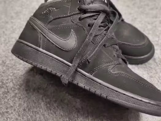 Nike 🔥 Nike Air Jordan 1 Mid GS Black Vintage Hi-Top Sneakers Size US 6.5 / EU 39-40 - 17 Thumbnail