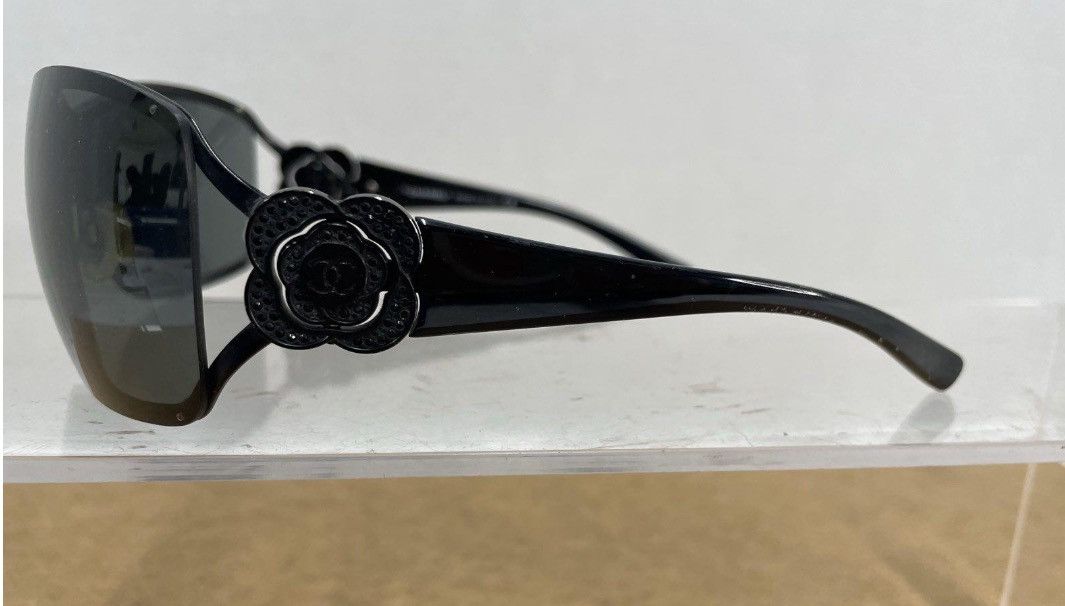 Chanel × Swarovski Chanel Camelia Swarovski Sunglasses Size ONE SIZE - 1 Thumbnail