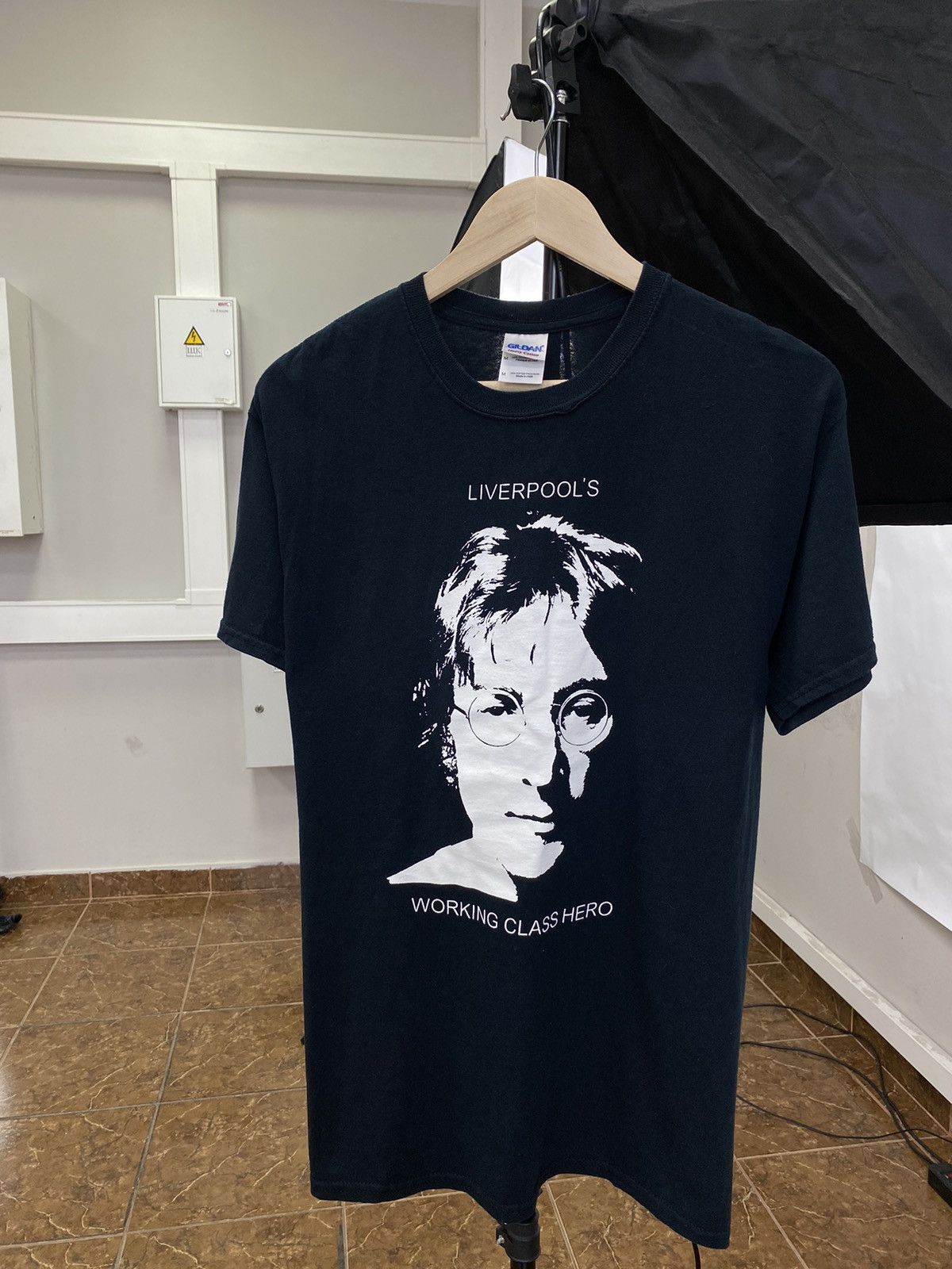 Gildan Vintage Y2K John Lennon Liverpool Working Class Hero T-Shirt Size US M / EU 48-50 / 2 - 1 Thumbnail