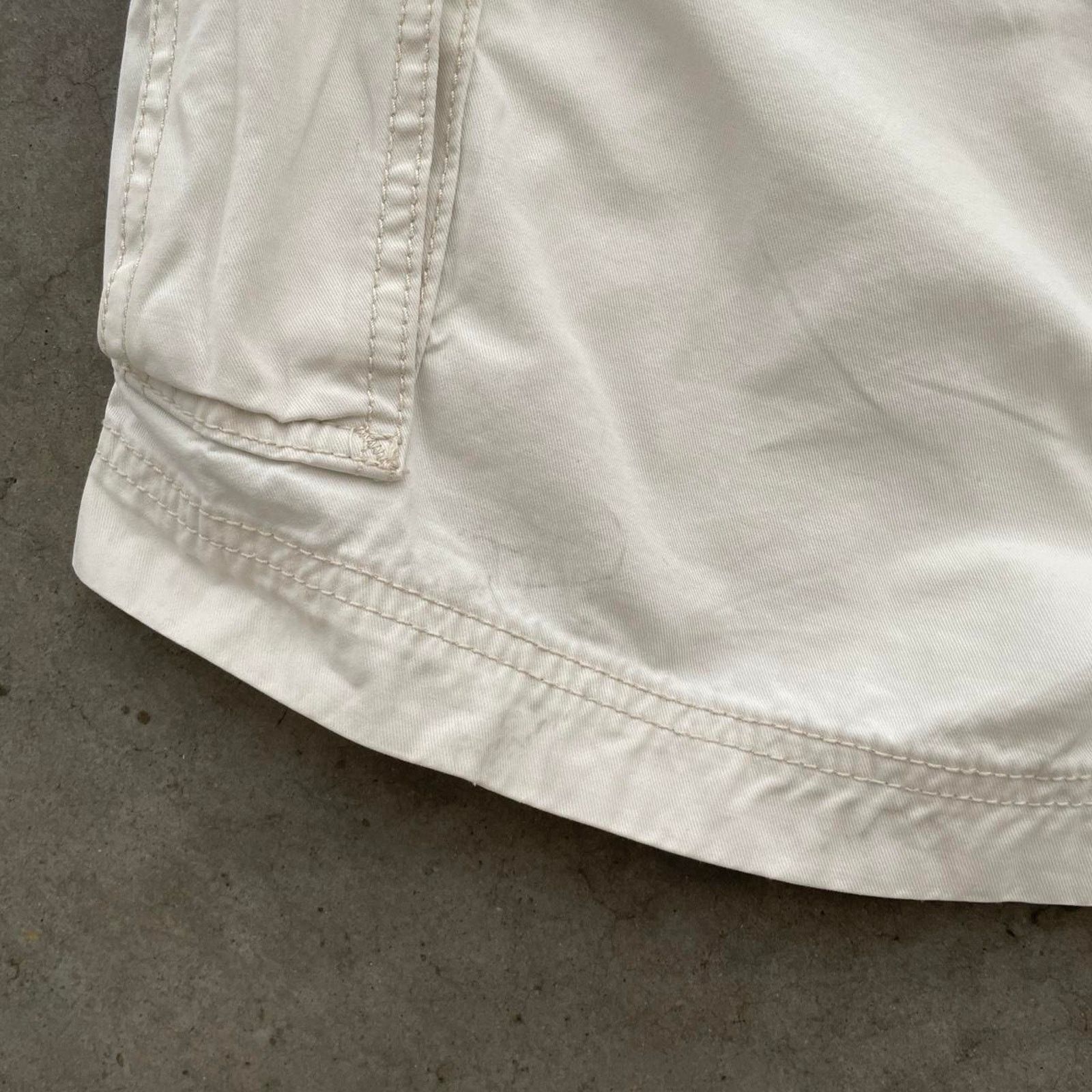 Levi's Levi’s White Cargo Shorts Size US 33 - 6 Thumbnail