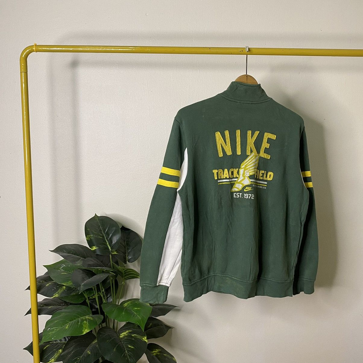 Nike × Vintage Vintage 2000s Nike Trackfield Zip Up Jacket Size US S / EU 44-46 / 1 - 1 Thumbnail