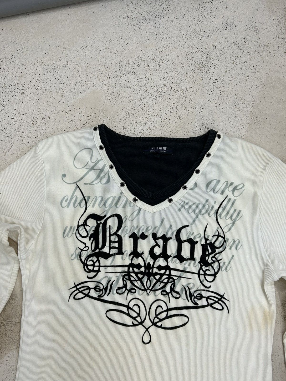 Designer × Japanese Brand ‘Brave’ Gothic Graphic V-Neck Long Sleeve w/ Studded Collar Size US S / EU 44-46 / 1 - 7 Thumbnail