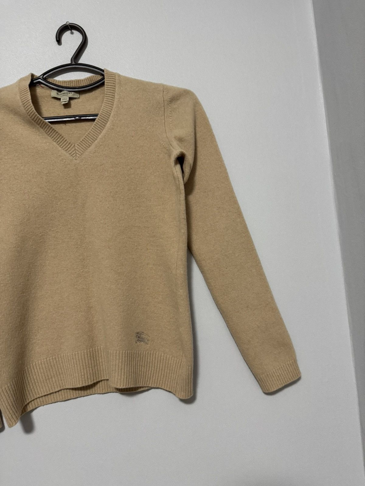 Burberry Burberry London 100 % Cashmere V-Neck Sweater Soft Knit Size S / US 4 / IT 40 - 3 Thumbnail