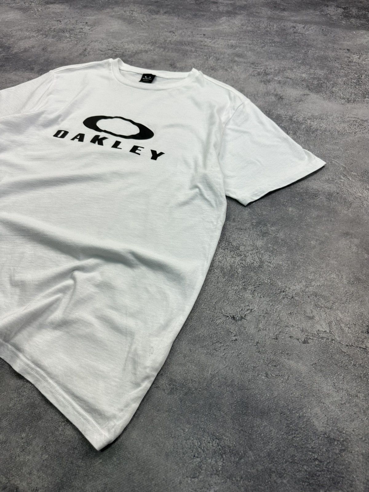 Oakley Vintage Oakley T-Shirt Big Logo Outdoor Japanese White Tee Size US L / EU 52-54 / 3 - 4 Thumbnail