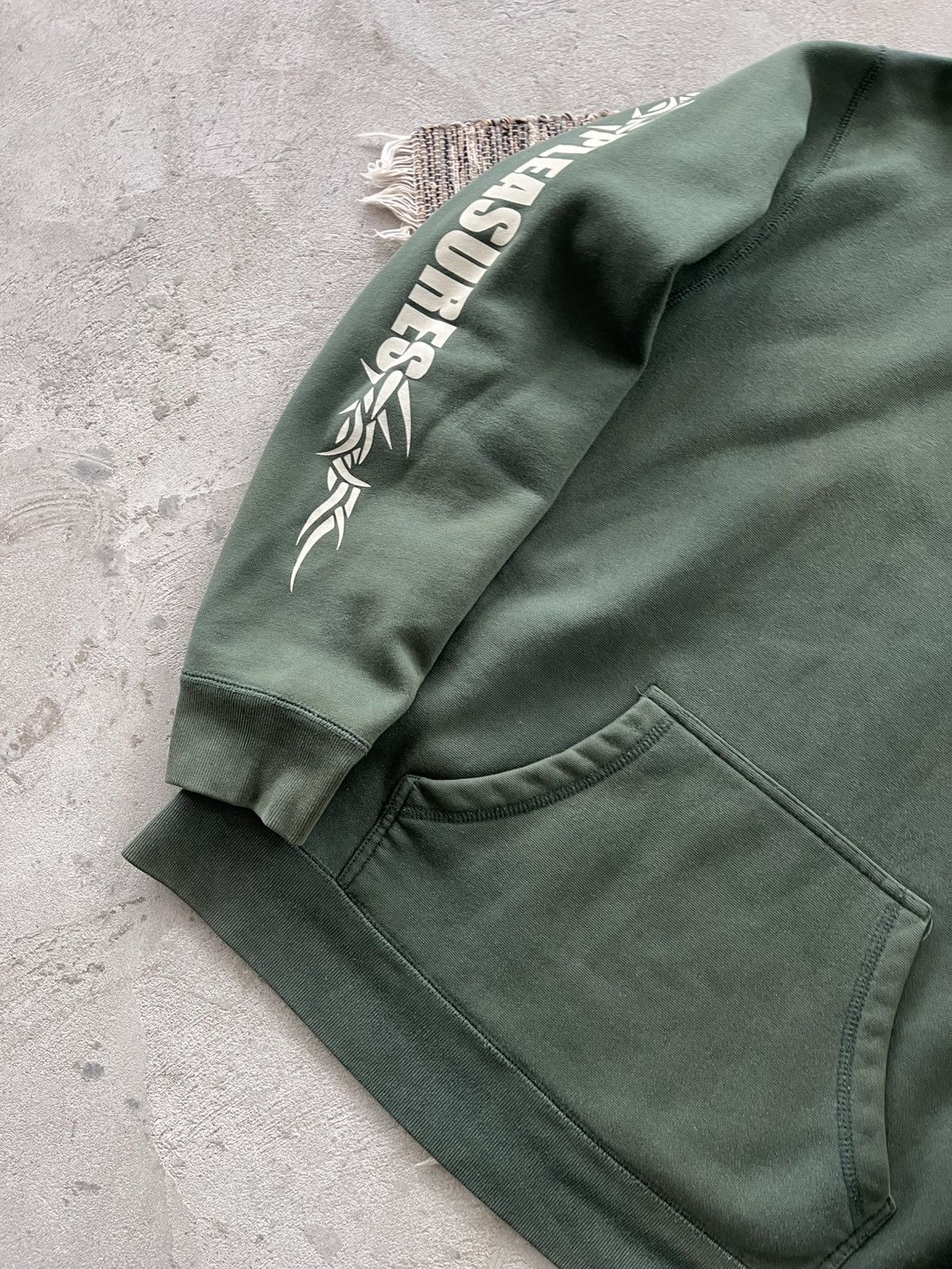 Pleasures Vintage Rare Pleasures Green Hoodie Sleeve Logo Y2K sk8 Size US L / EU 52-54 / 3 - 7 Thumbnail