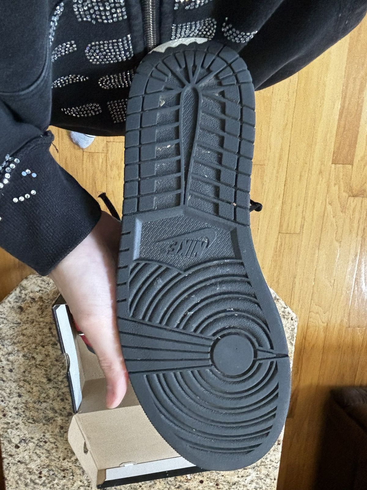 Jordan Brand Jordan 1 Mid Chicago Mid Toe Size US 10 / EU 43 - 7 Thumbnail