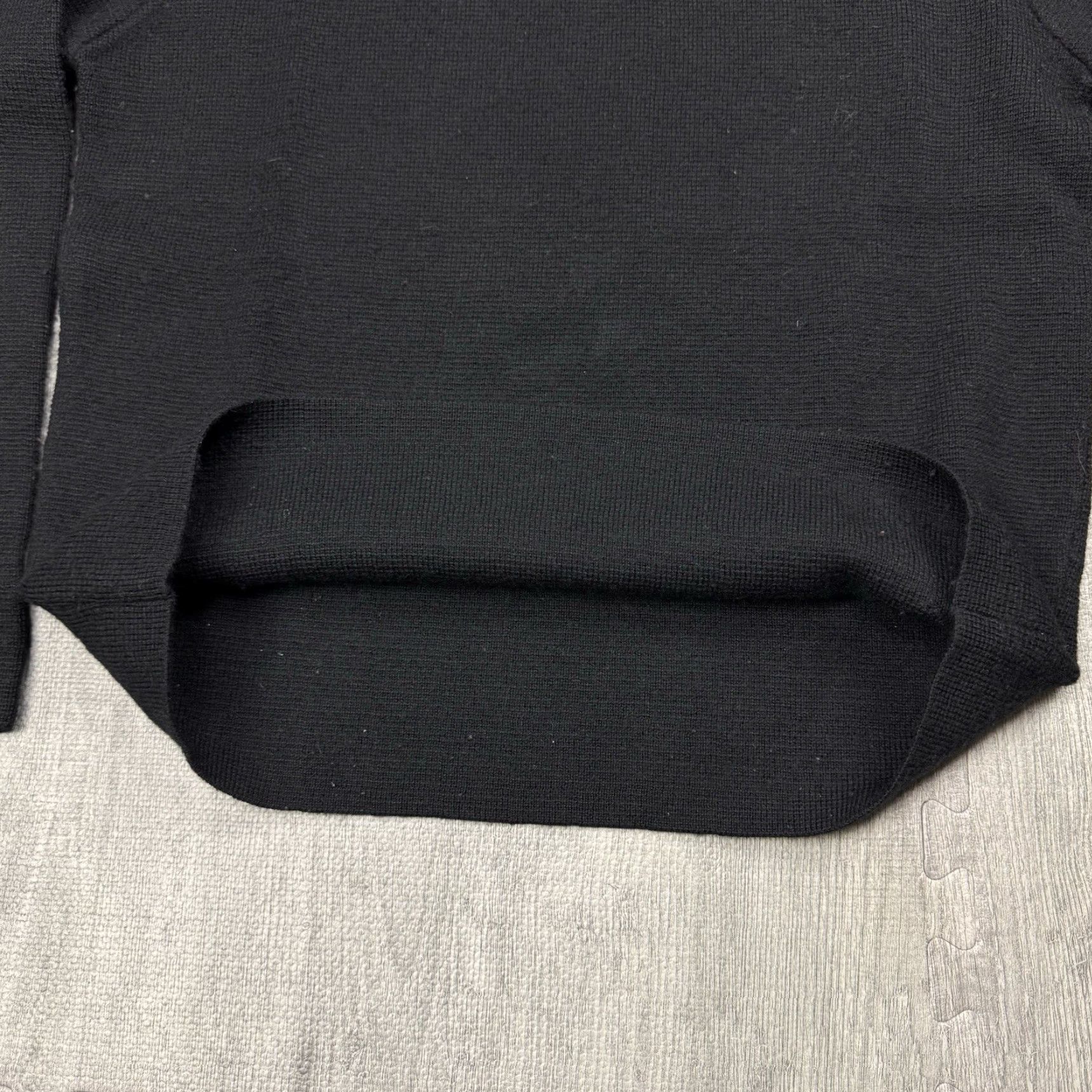 J.Crew Vintage 1980s J.Crew Mens Black Wool V-Neck Sweater Large All Seasons Casual Preppy Size US L / EU 52-54 / 3 - 4 Thumbnail