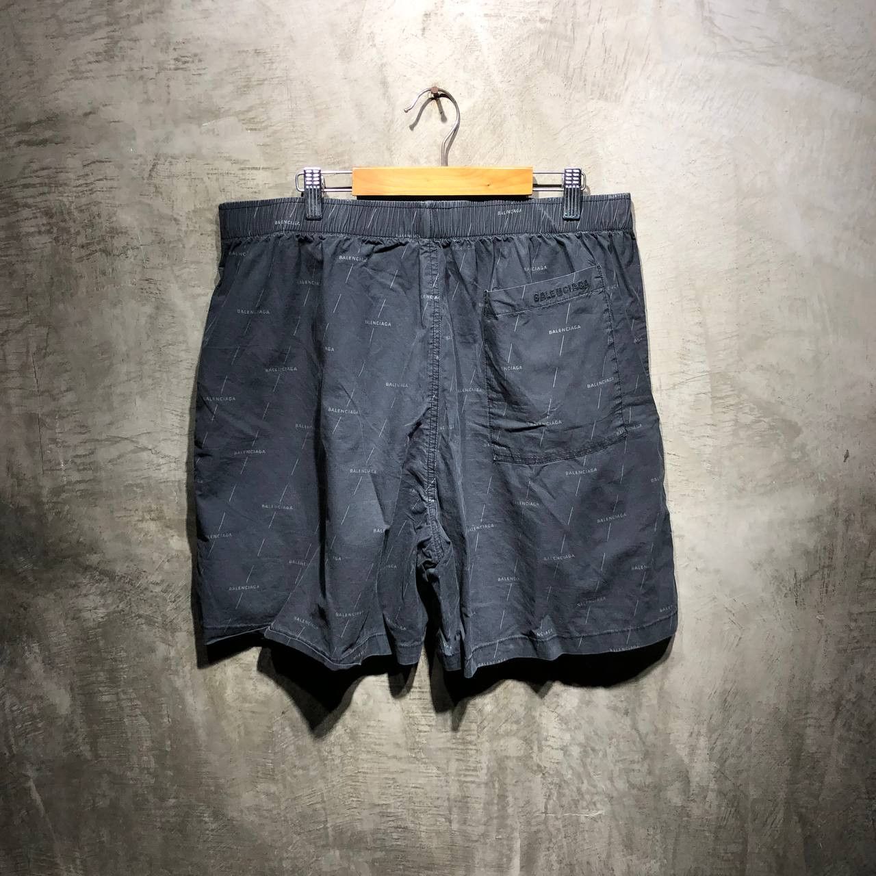 Balenciaga Balenciaga Logo Bermuda shorts Size US 33 - 2 Thumbnail
