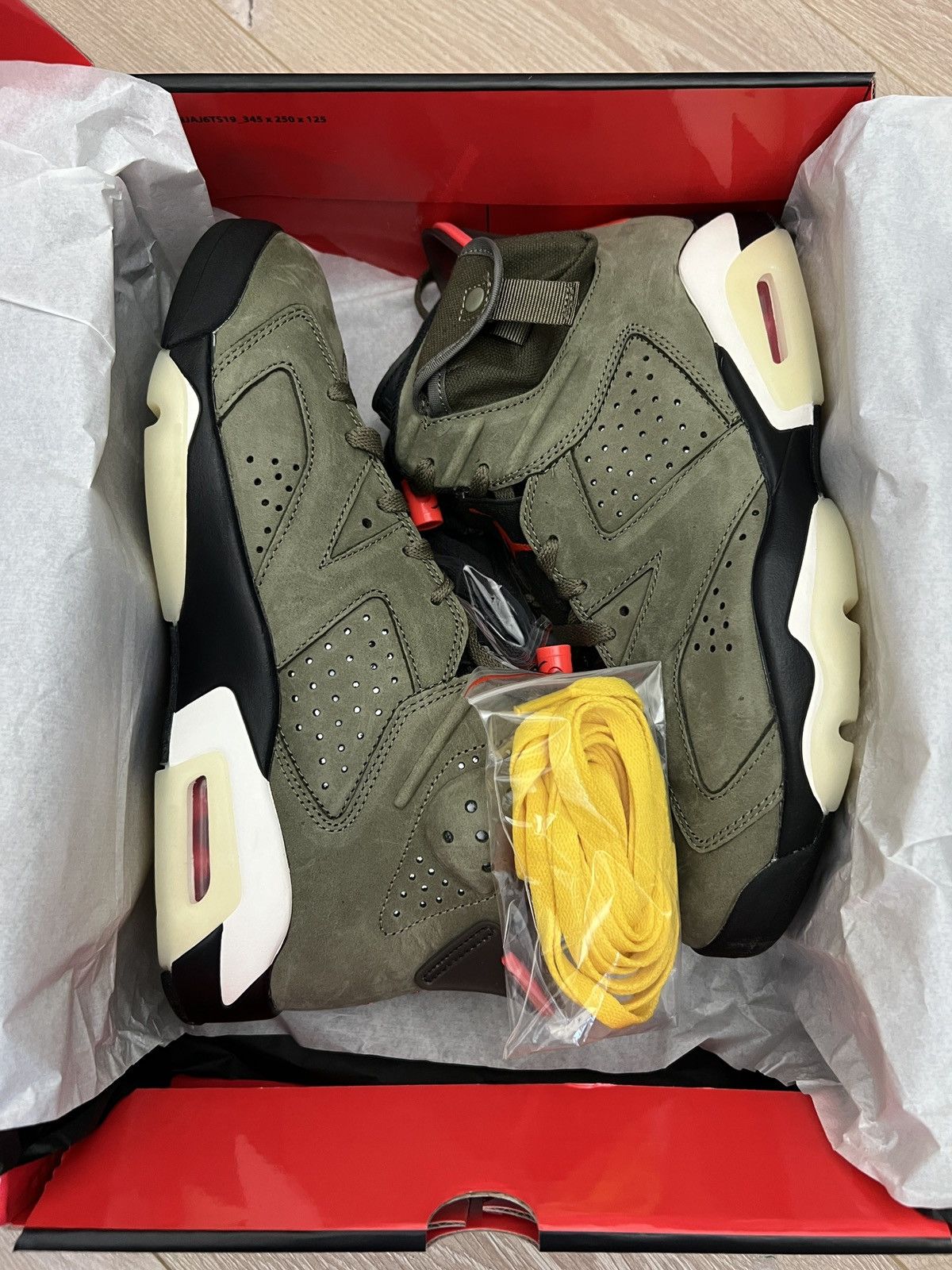 TRAVIS SCOTT JORDAN RETRO JORDAN 6
