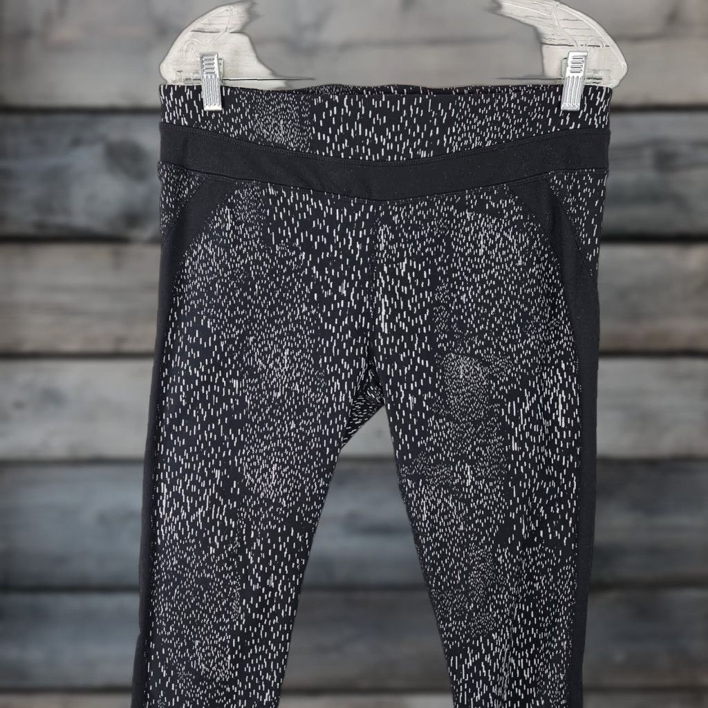 Fabletics Fabletics Capri Leggings Womens Sz XL Black Gray High Rise Size 40" / US 18 - 1 Thumbnail