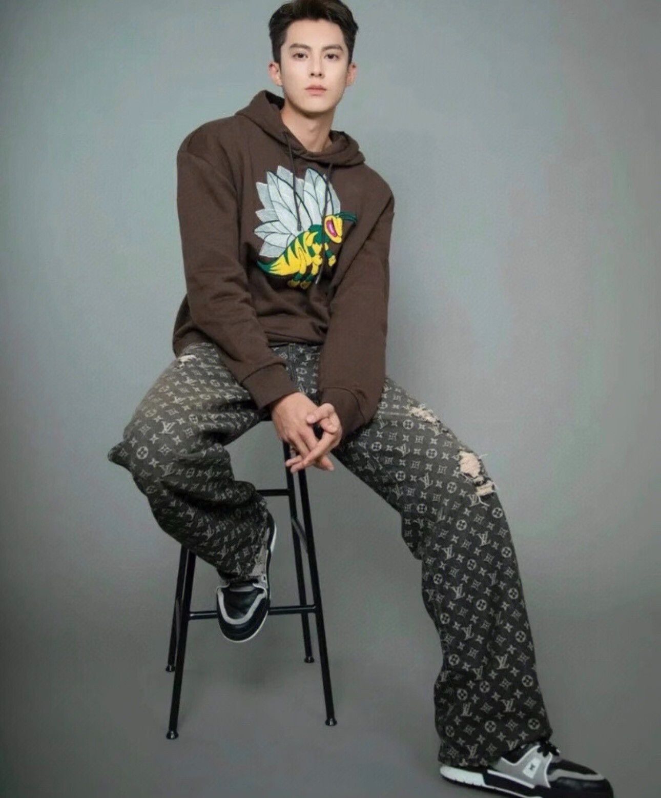 Louis Vuitton Louis Vuitton Embroidered Bumblebee Hoodie Size US L / EU 52-54 / 3 - 7 Thumbnail