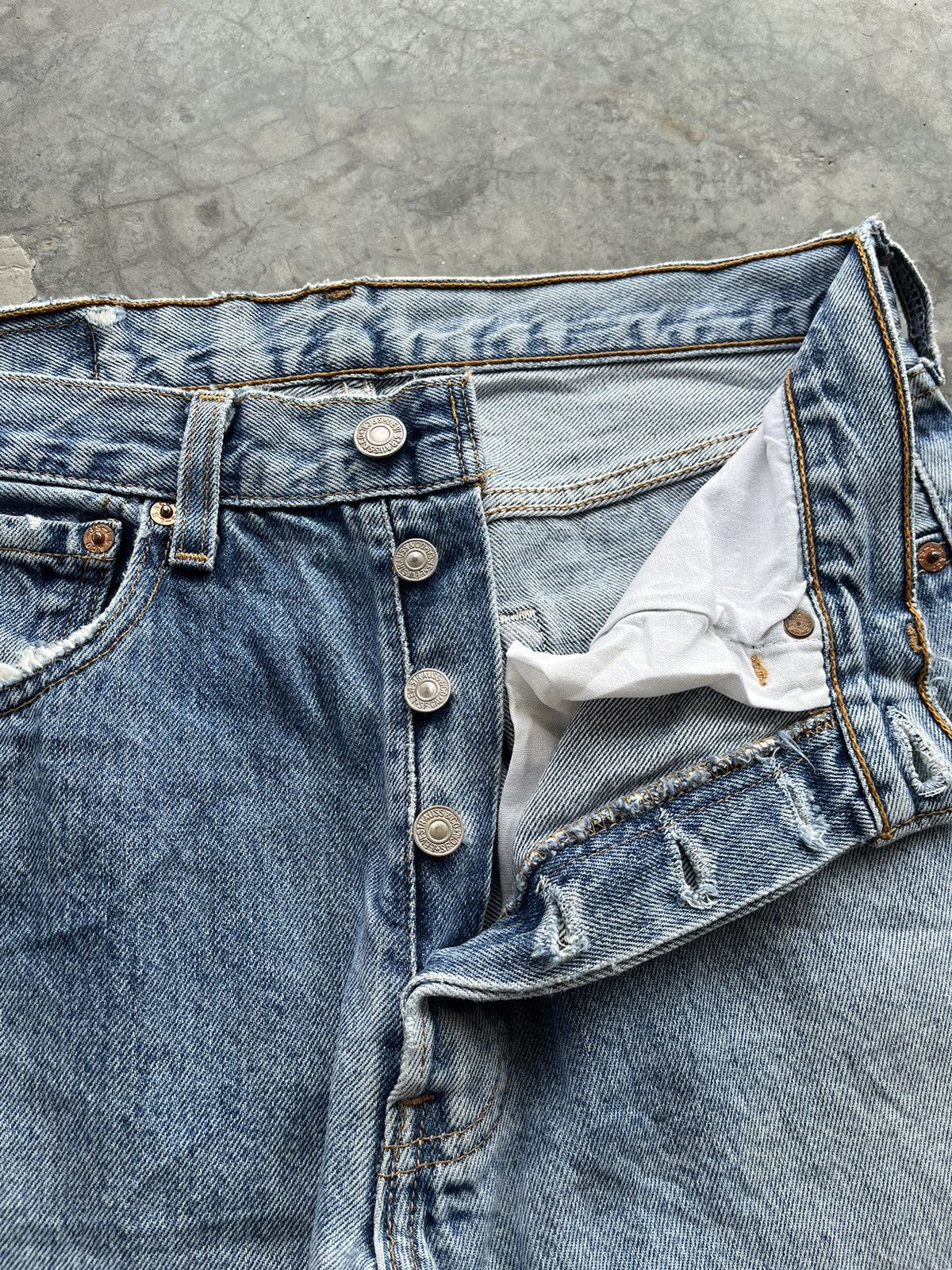 Levi's Vintage Levis 501 distressed faded blue button fly 553 Size US 30 / EU 46 - 3 Thumbnail