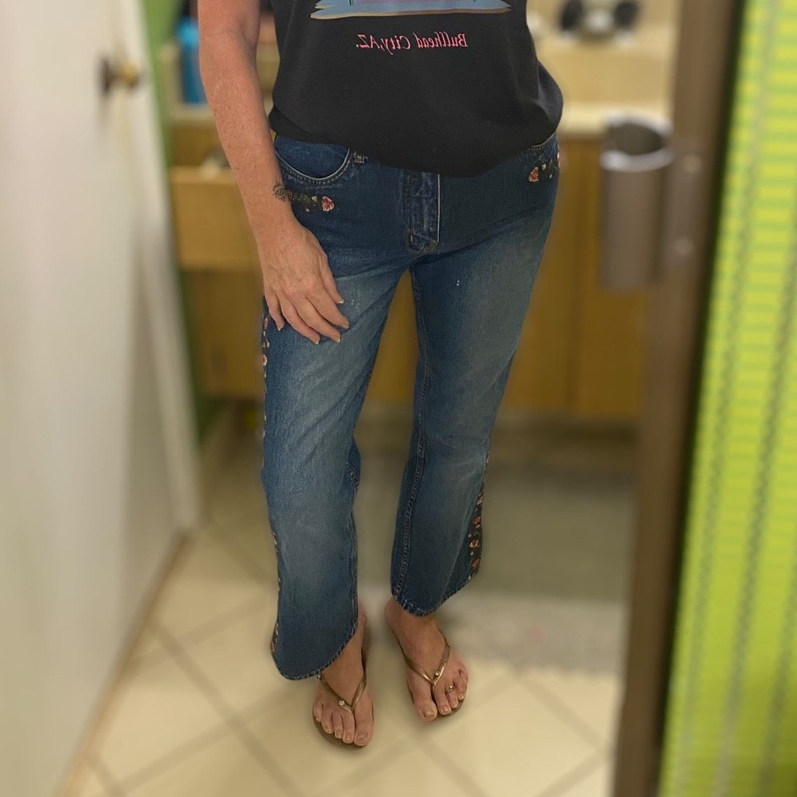 Bill Blass Vintage Bill Blass Flower Embroidered High Rise Blue Jeans Size 30" / US 8 / IT 44 - 9 Thumbnail