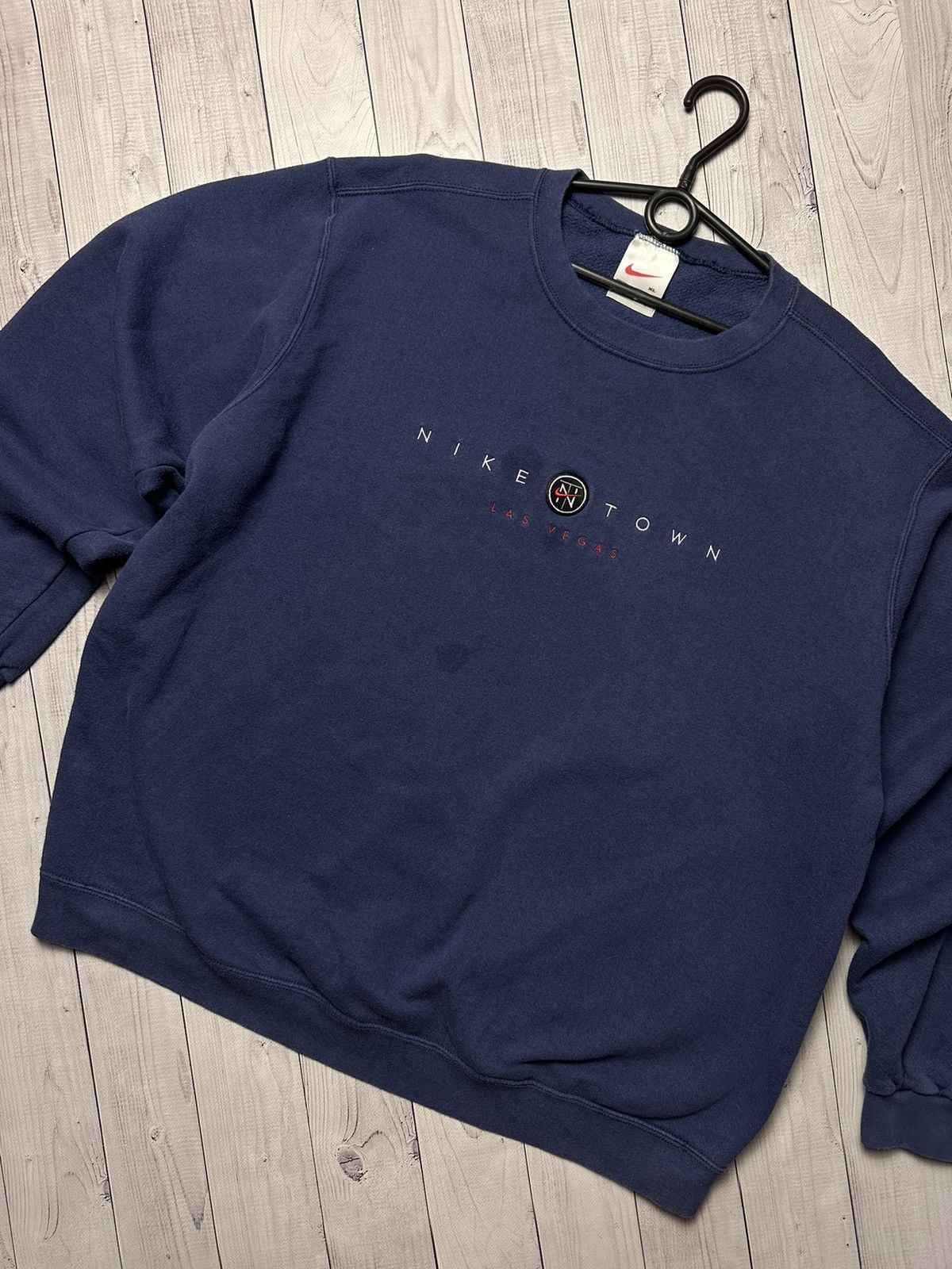 Vintage Vintage sweatshirt Nike Town Las Vegas size XL USA Size US XL / EU 56 / 4 - 2 Thumbnail