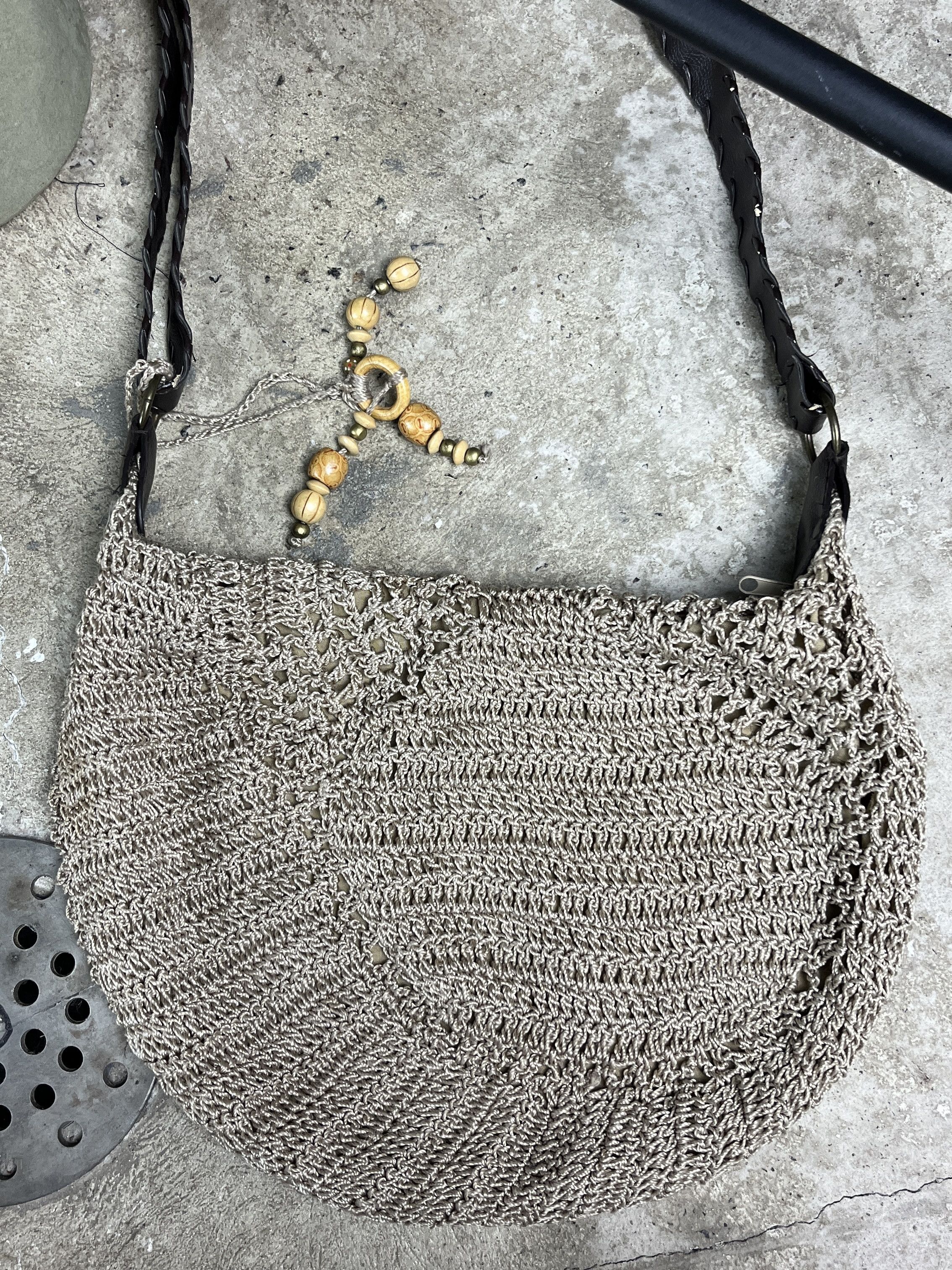 Vintage 1990s CROCHET HOBO BAG LEATHER STRAP WOOD BEADS - № 6202 Size ONE SIZE - 7 Thumbnail