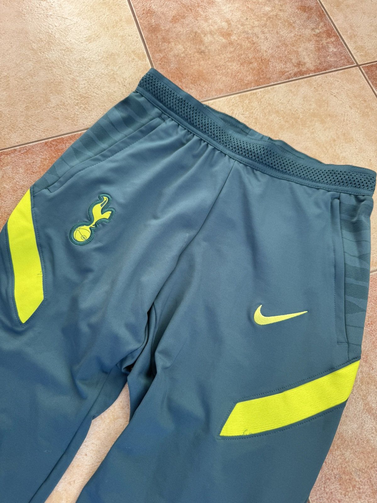 Nike Tottenham Hotspur 2021-2022 Soccer Drill Pants Football Kit Size US 30 / EU 46 - 3 Thumbnail
