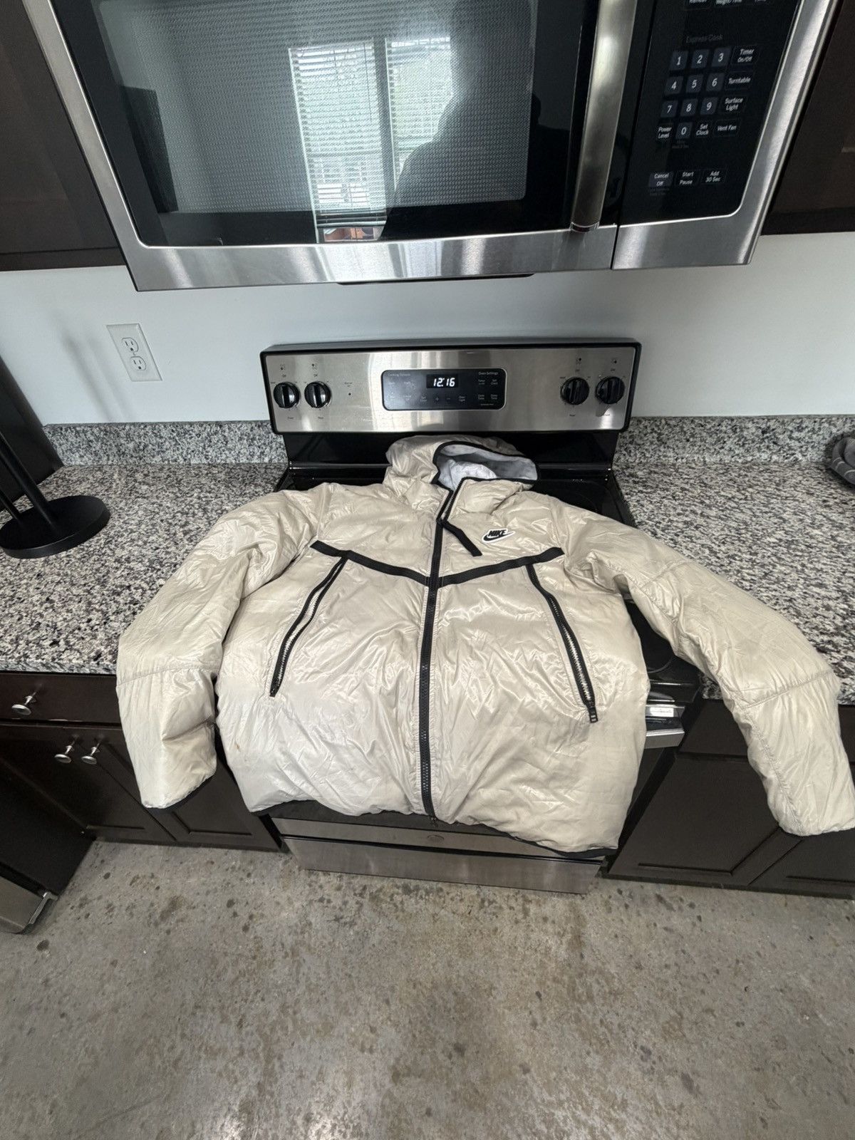 Nike Nike Beige Puffer Jacket Hooded Zip Up Size L Size US L / EU 52-54 / 3 - 1 Thumbnail