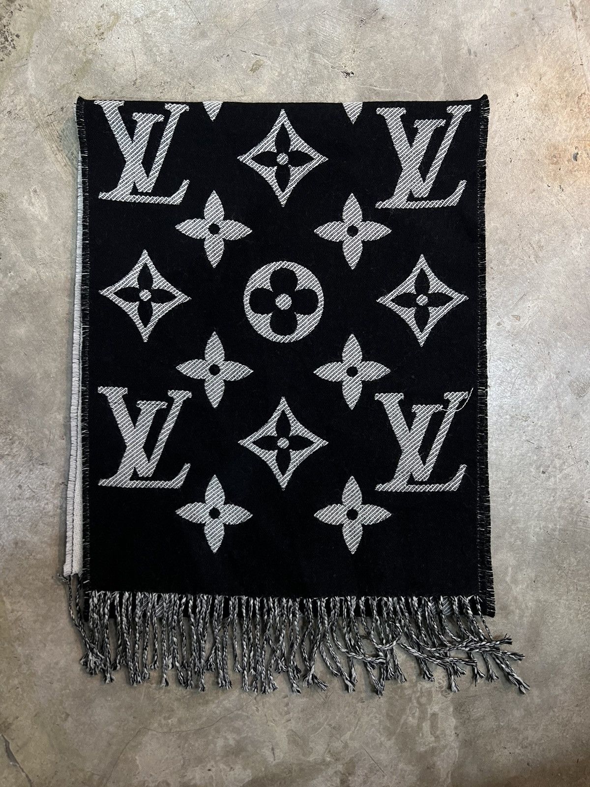 image of Louis Vuitton Escharpe Scarf in Black, Women's