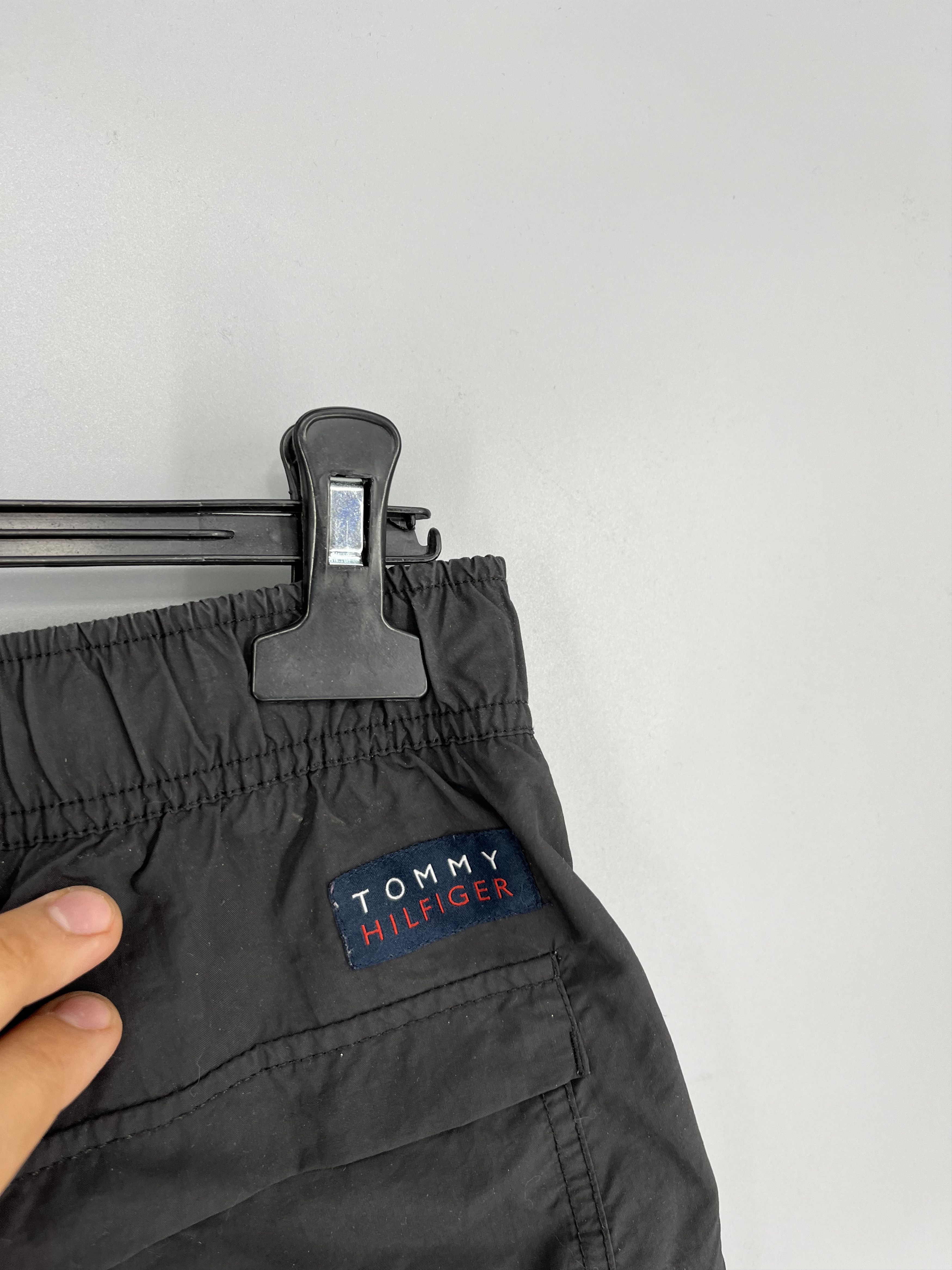 Tommy Hilfiger 90s Vintage Tommy Hilfiger Navy Nylon Big Logo Shorts Travis Size US 34 / EU 50 - 7 Thumbnail